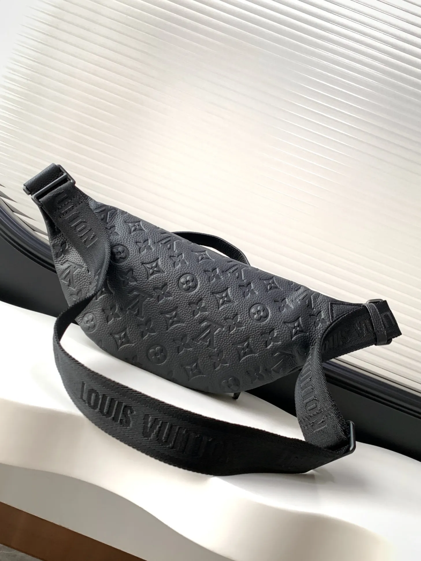 黑色 牛皮 贴身构型方便取放主隔层物品 可调节背带实现系腰 肩背 腰包 休閒腰包款