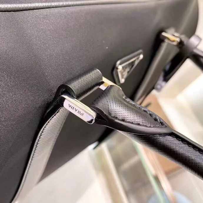 Prada Re-Nylon 黑色 皮革 Saffiano 十字纹 手提包
