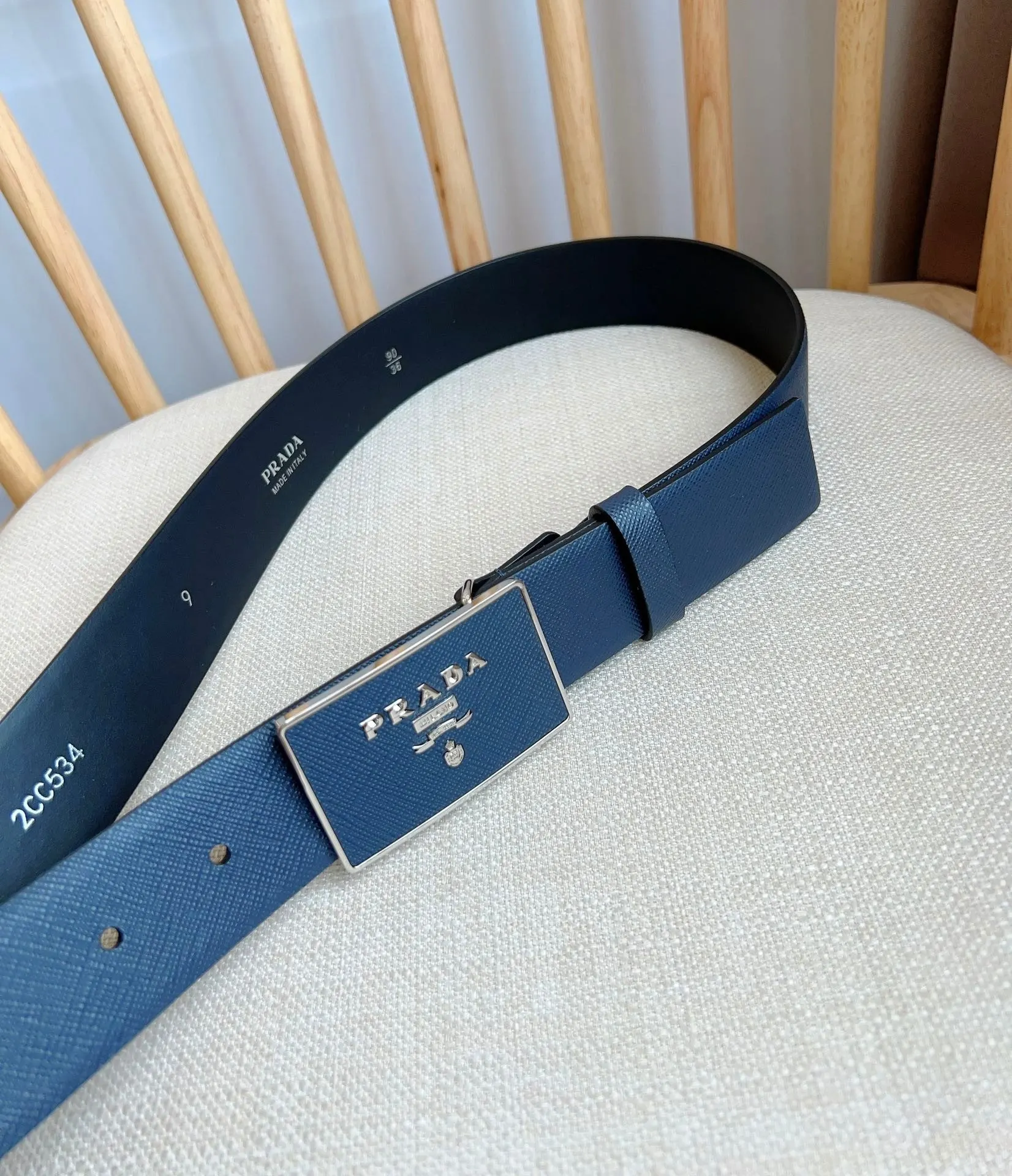 PRADA 皮革 Logo 金属标 腰带 通勤搭配款