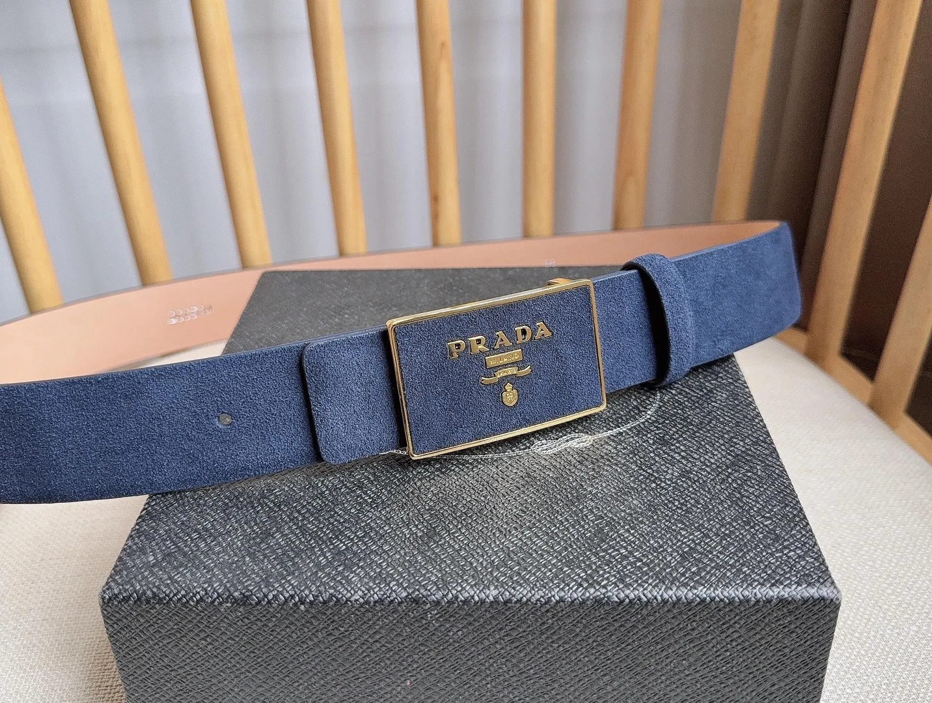 Prada 牛皮 腰带 通勤搭配