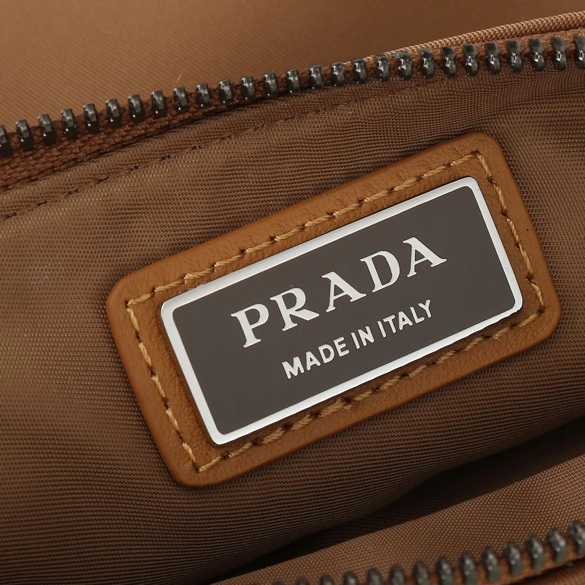 PRADA 腰包 轻便实用款