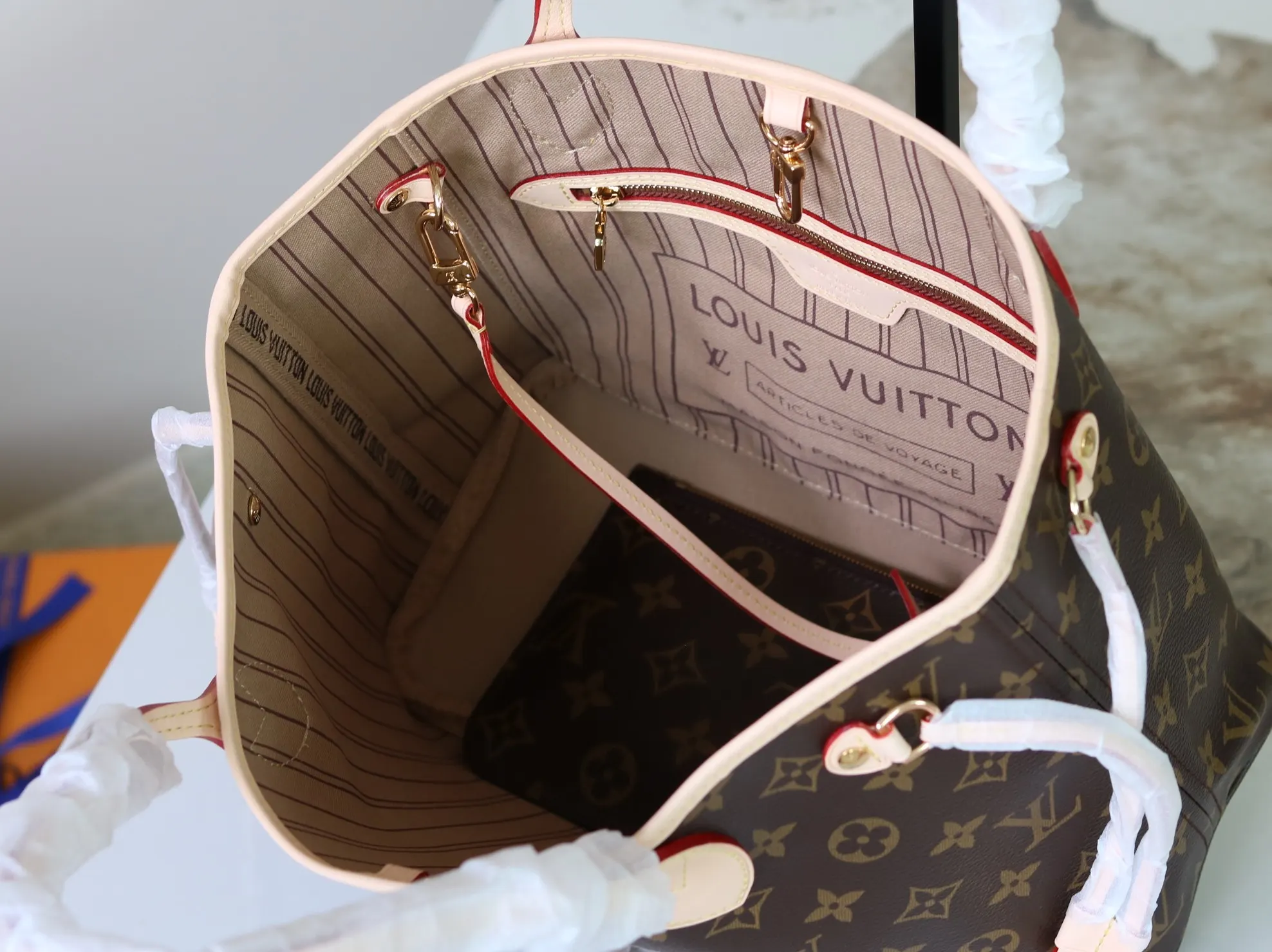 牛皮 束紧两侧 成就潮流风范 舒展即现休閒气质 手拿包 精致手拿款