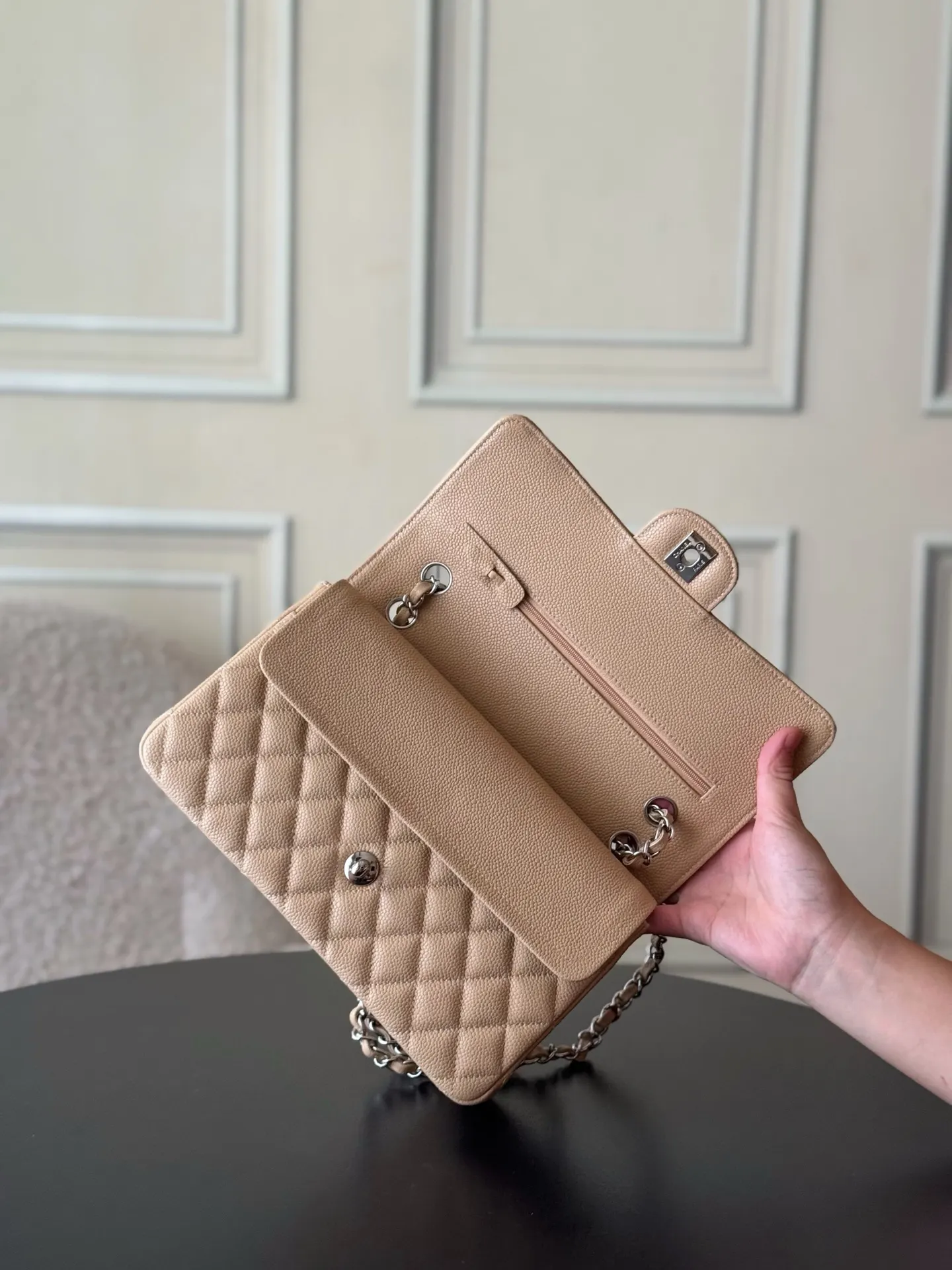 Chanel 米棕色鱼子酱牛皮翻盖链条包 金扣