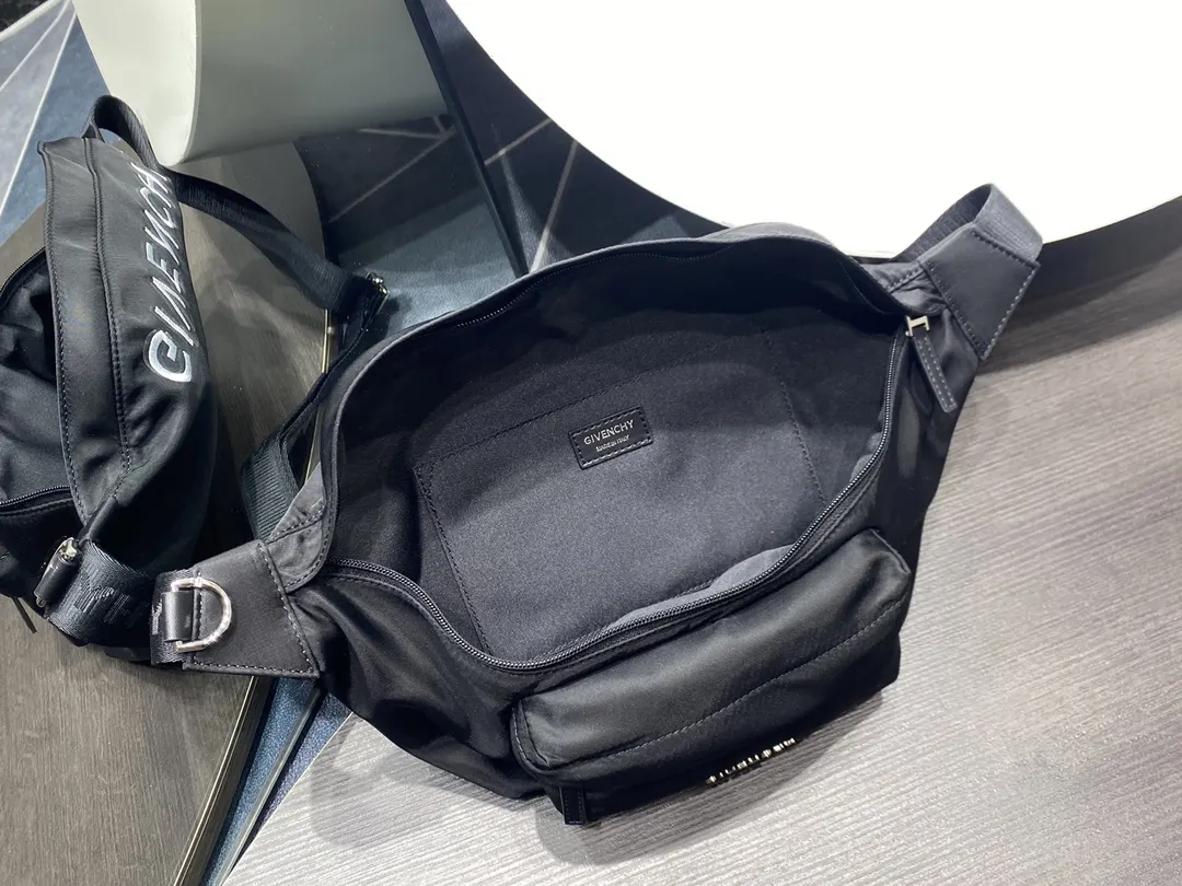 Givenchy 黑色 帆布 腰包 休閒腰包款(數字9) Givenchy 黑色 帆布 腰包 休閒腰包款(數字9)