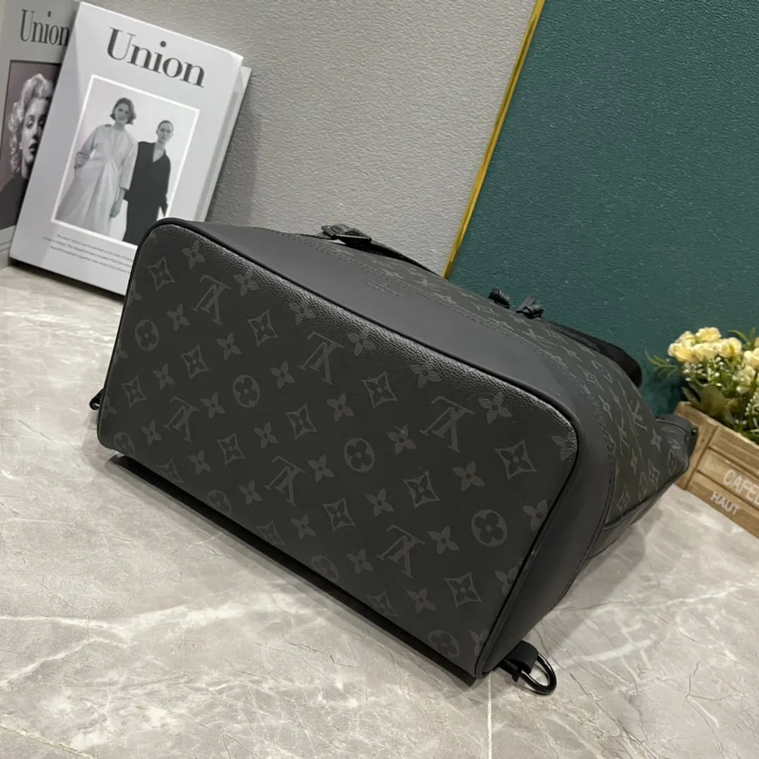 Louis Vuitton 竖形托特包