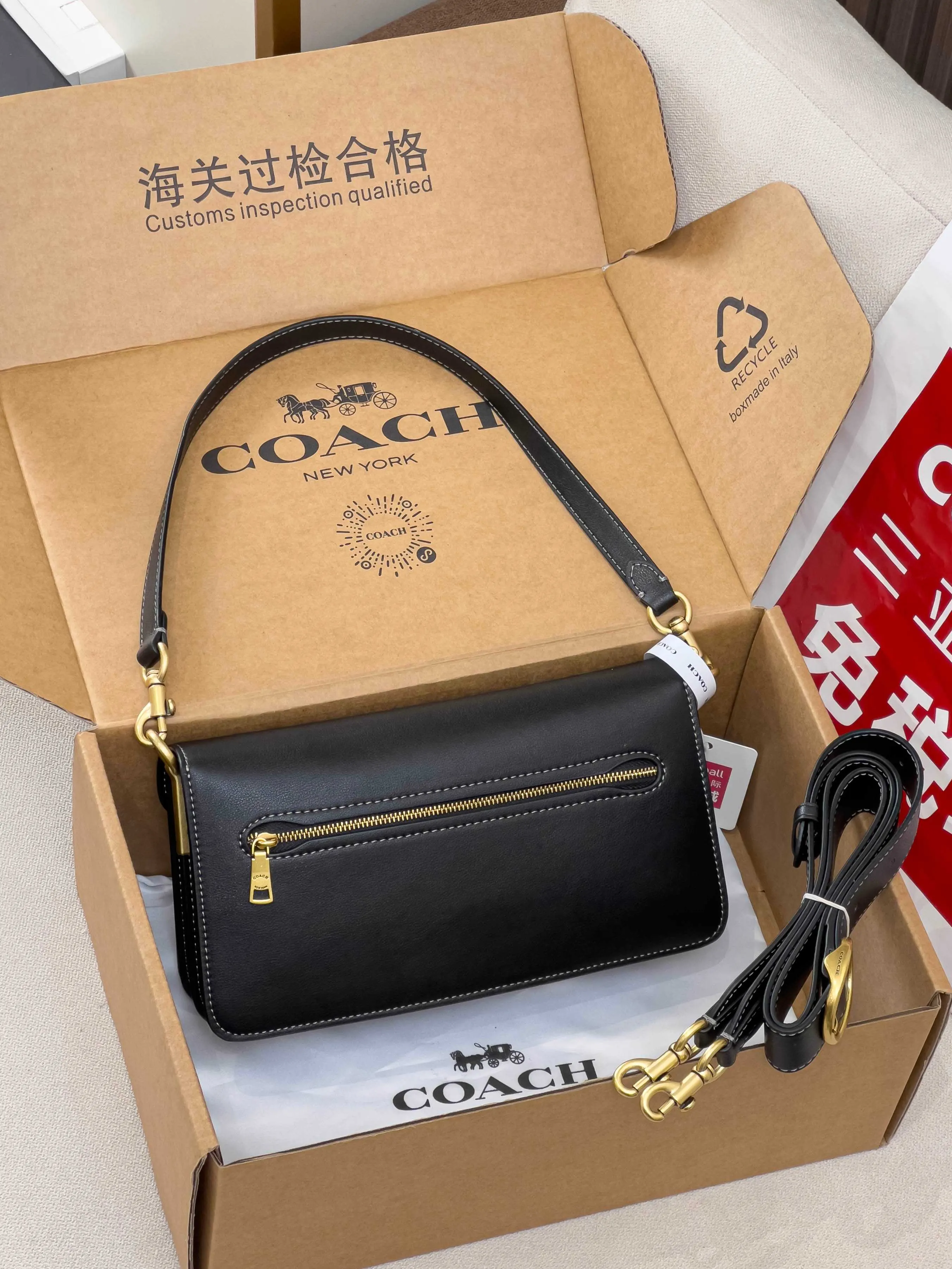 Coach 增加了内里隔层 皮质质感也跟着升级 手感软呼呼 质感 腋下包 复古腋下背款