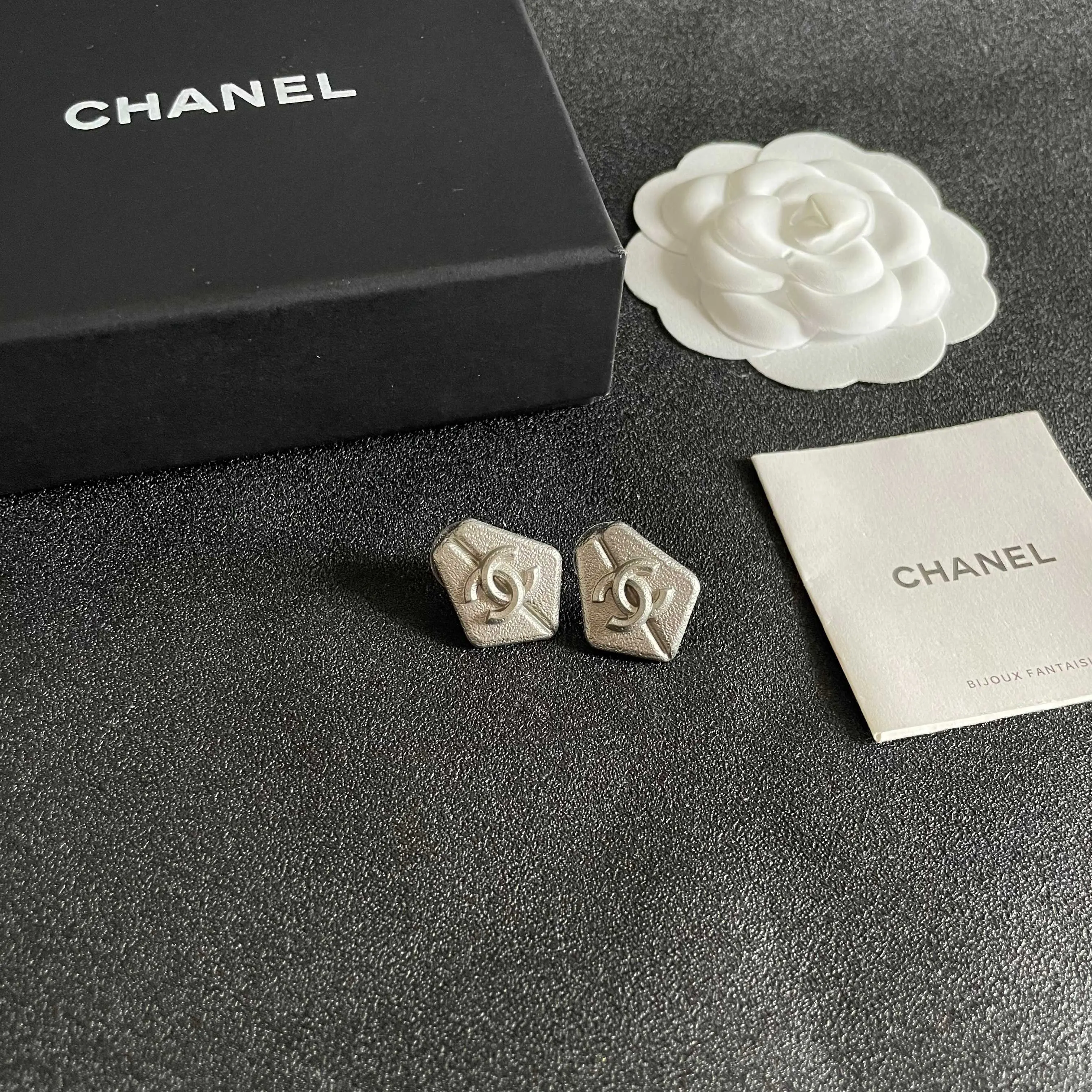 Chanel 双C 耳钉 小巧点缀 耳饰