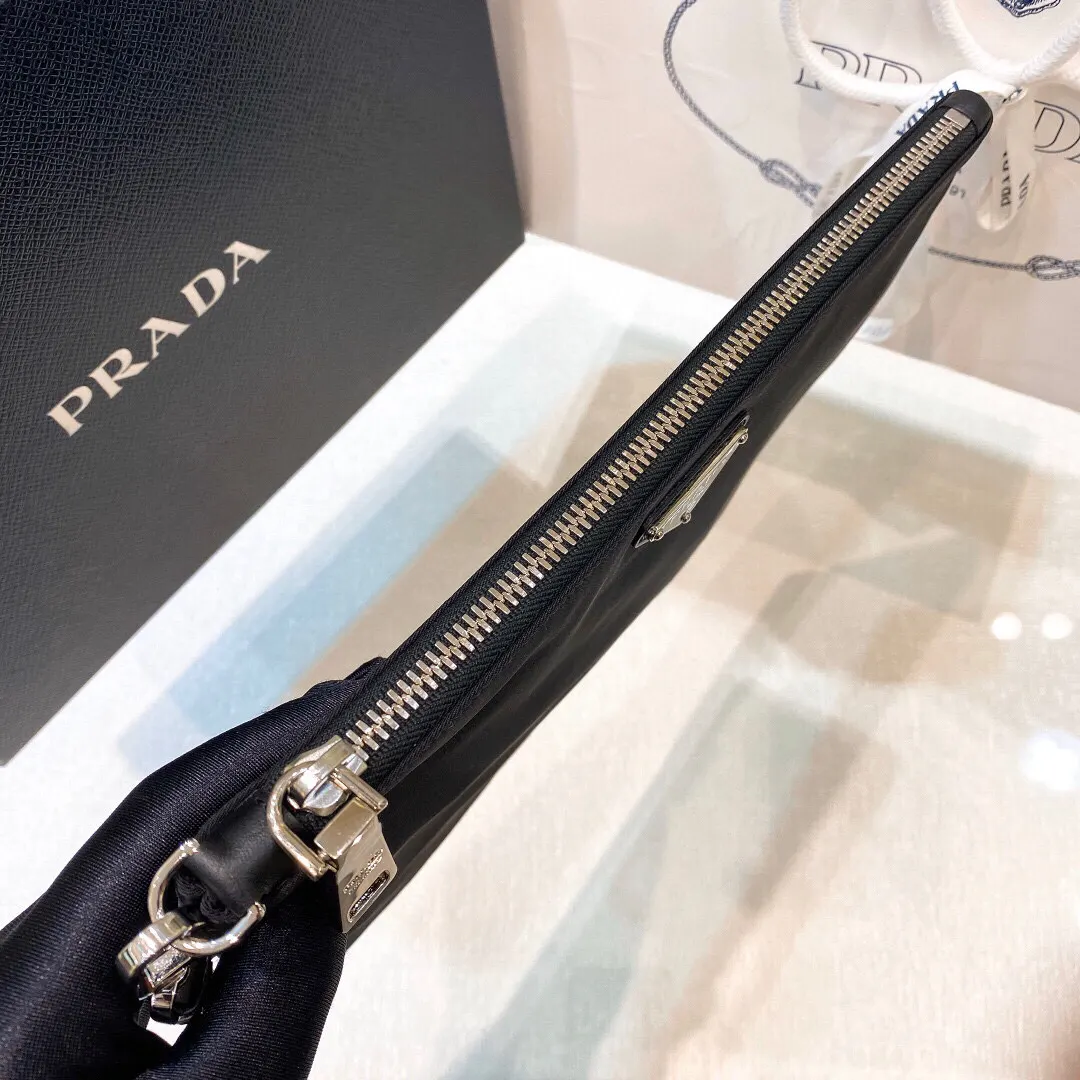 Prada Re-Nylon 黑色 皮革 手拿包