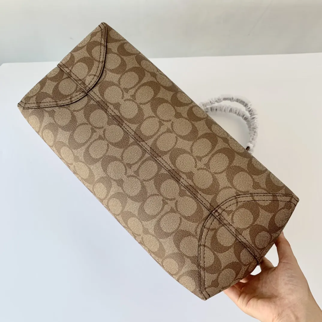 Coach 老花 帆布 新奥莱款双面托特包 的老花图案可以 大容量托特款