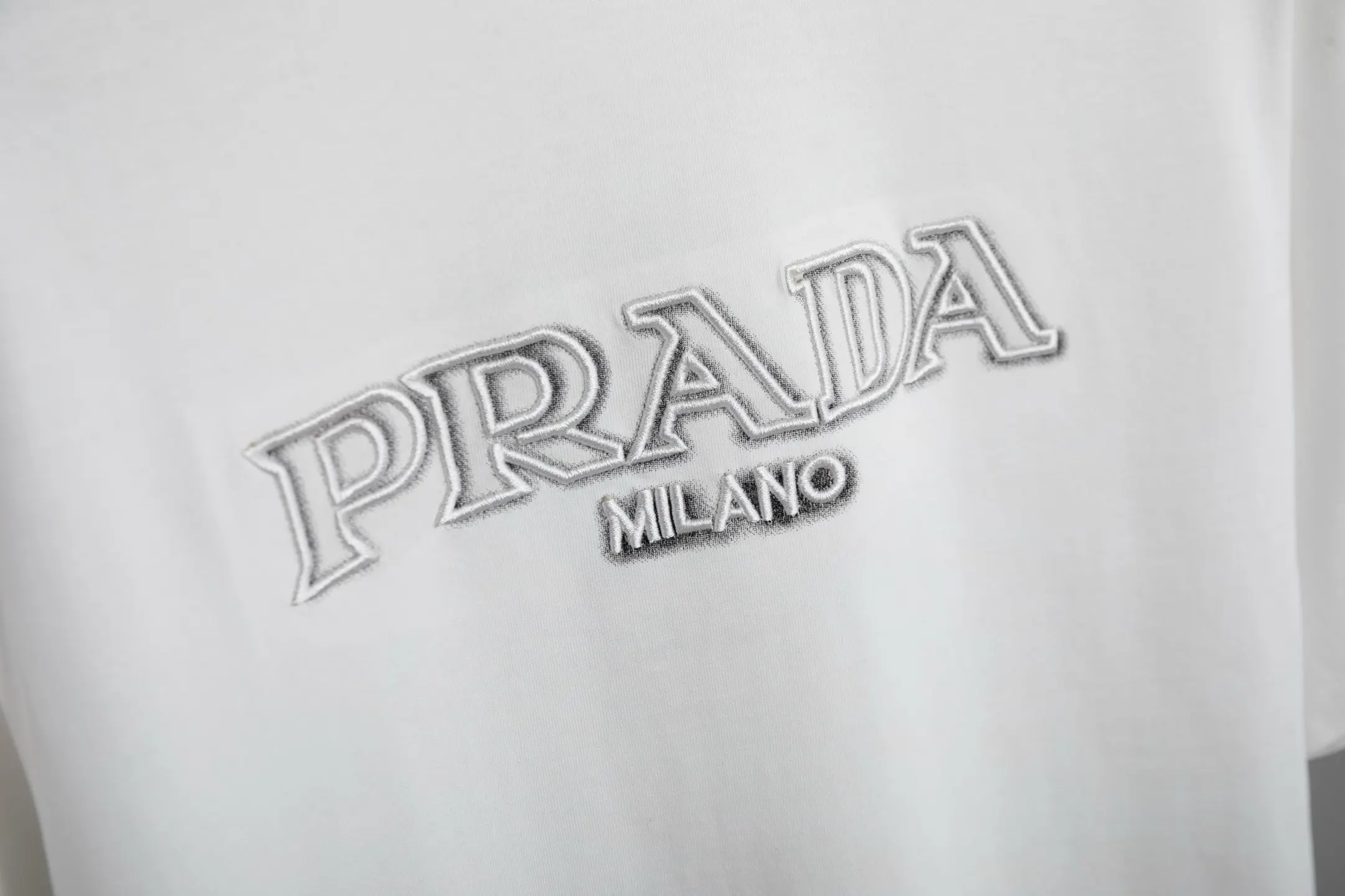 Prada 云雾立体字母刺绣 短袖T恤 高克重休闲
