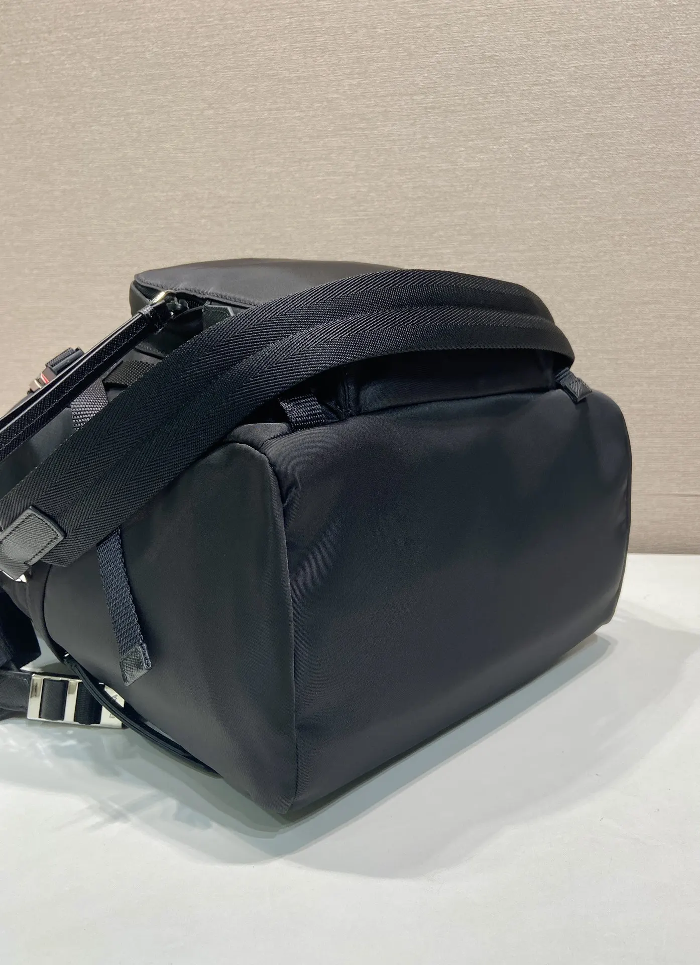 PRADA Re-Nylon尼龙 双肩背包 轻便实用款