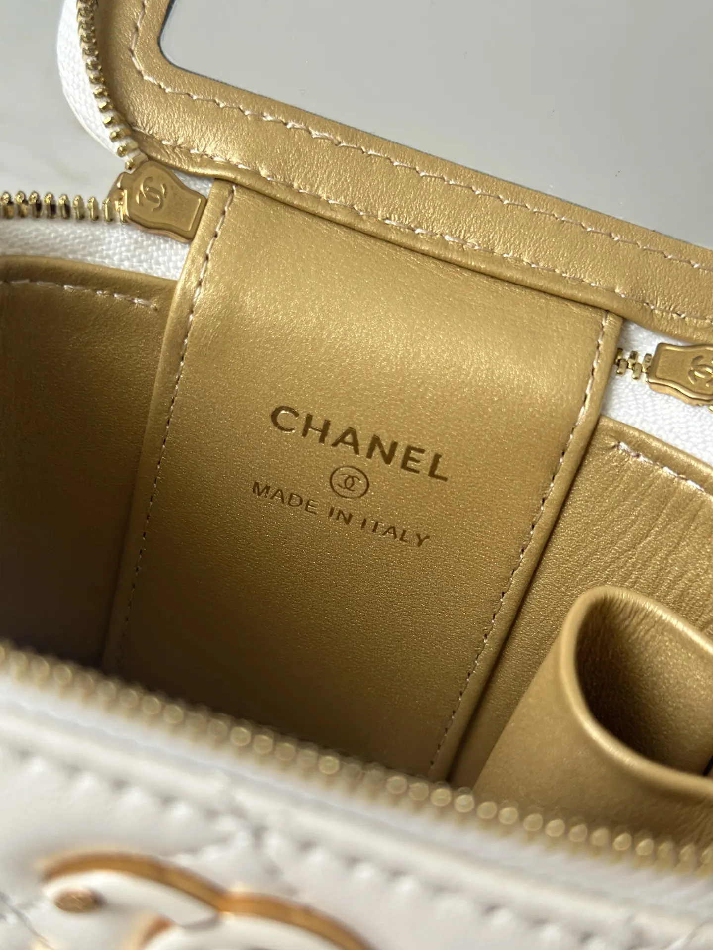 Chanel 羊皮鏈條化妝包 單肩斜挎(數字7) Chanel 羊皮鏈條化妝包 單肩斜挎(數字7)