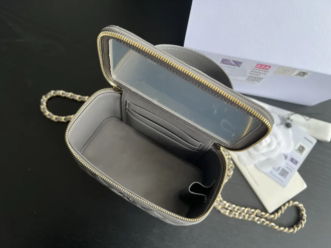 CHANEL 22 Bag 米色羊皮链条包 金扣款