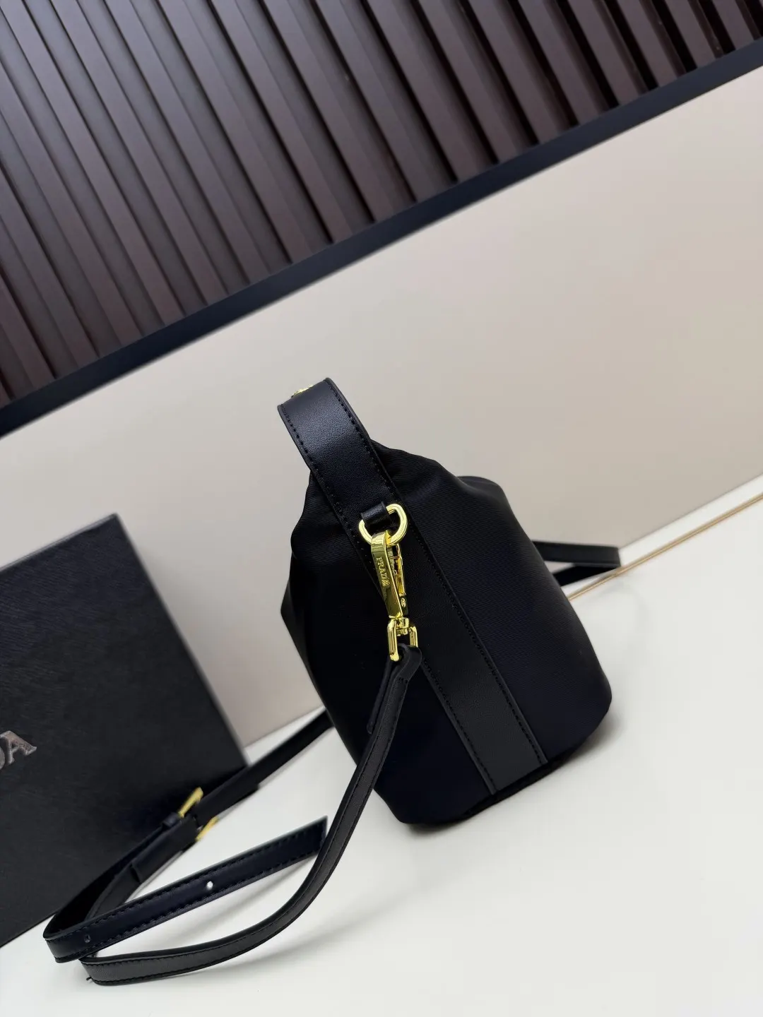 Prada 黑色 皮革 批 三角logo黑色單肩包 采用优质皮 收納包 旅行收納款