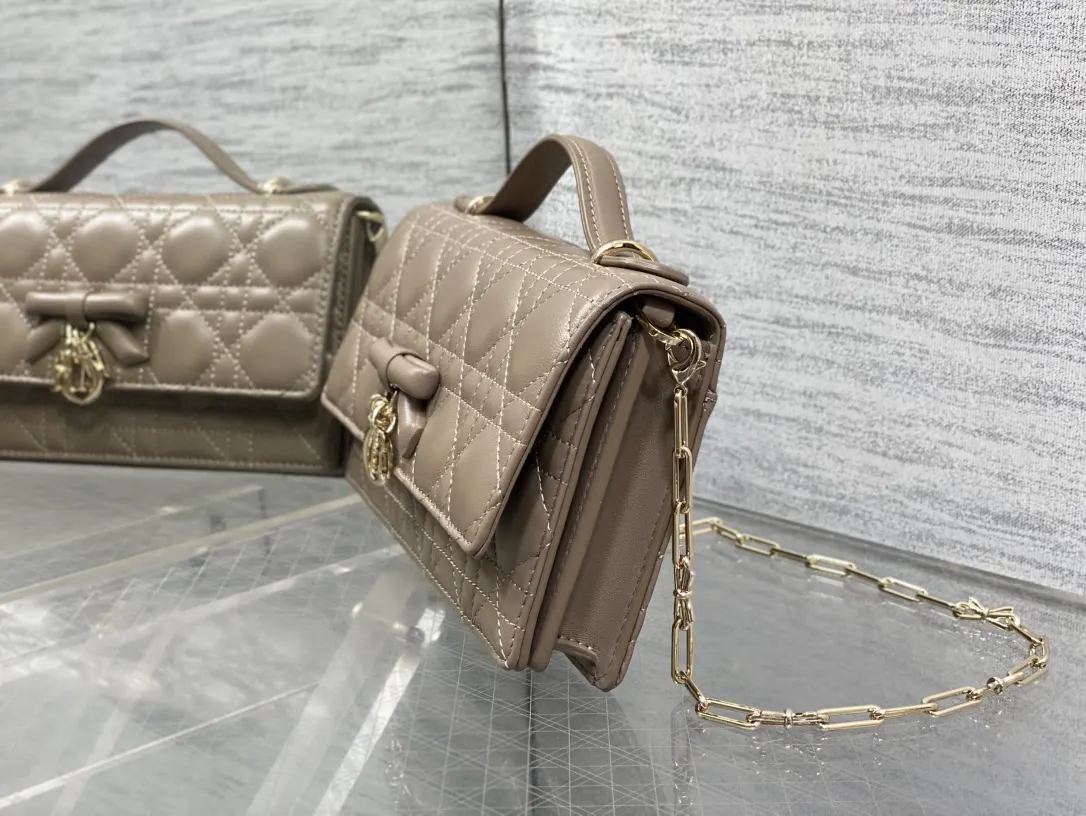 Dior 香槟灰羊皮手拿包 珍珠装饰