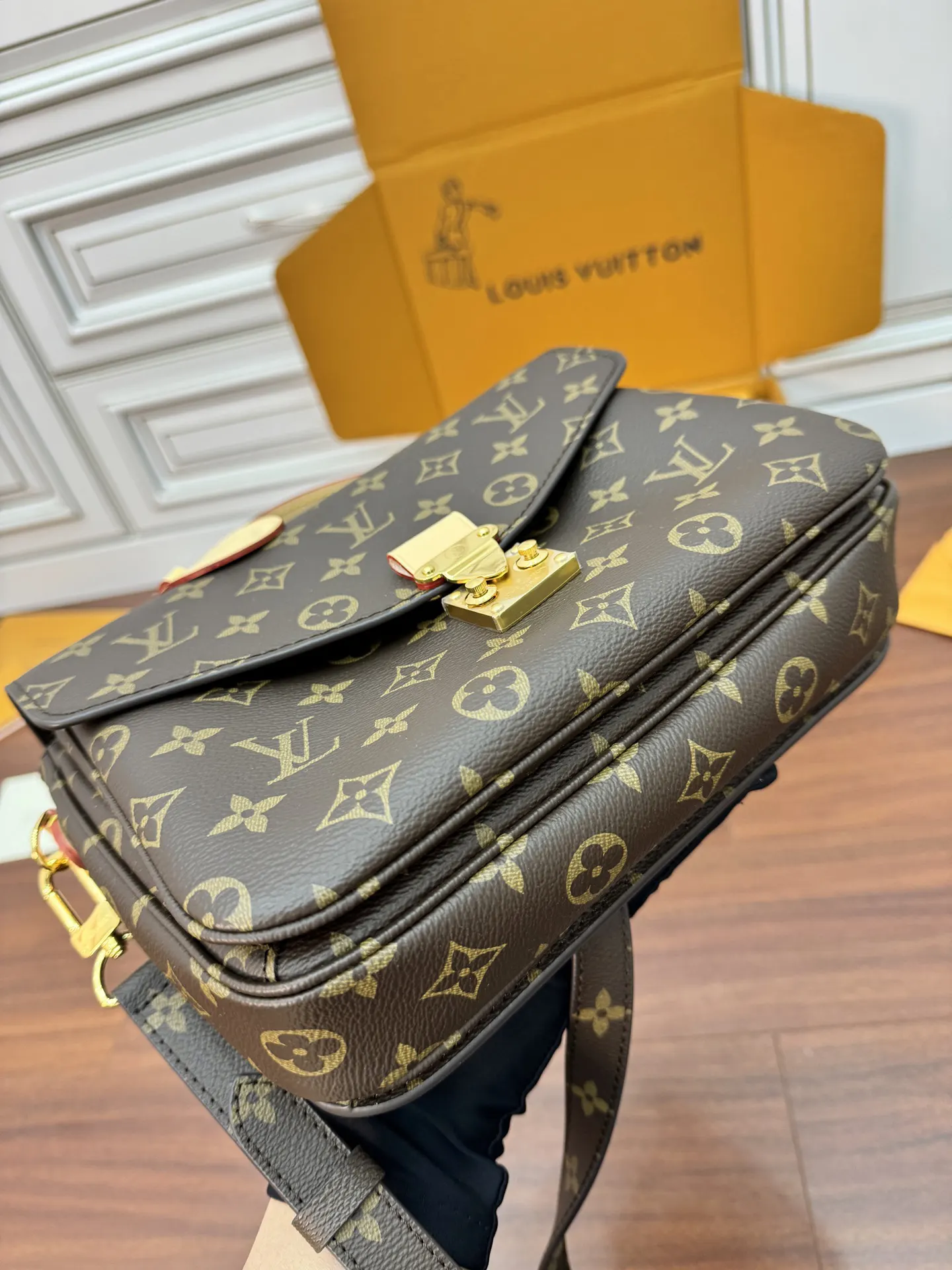 LV 經典老花手提斜背包(數字13) LV 經典老花手提斜背包(數字13)