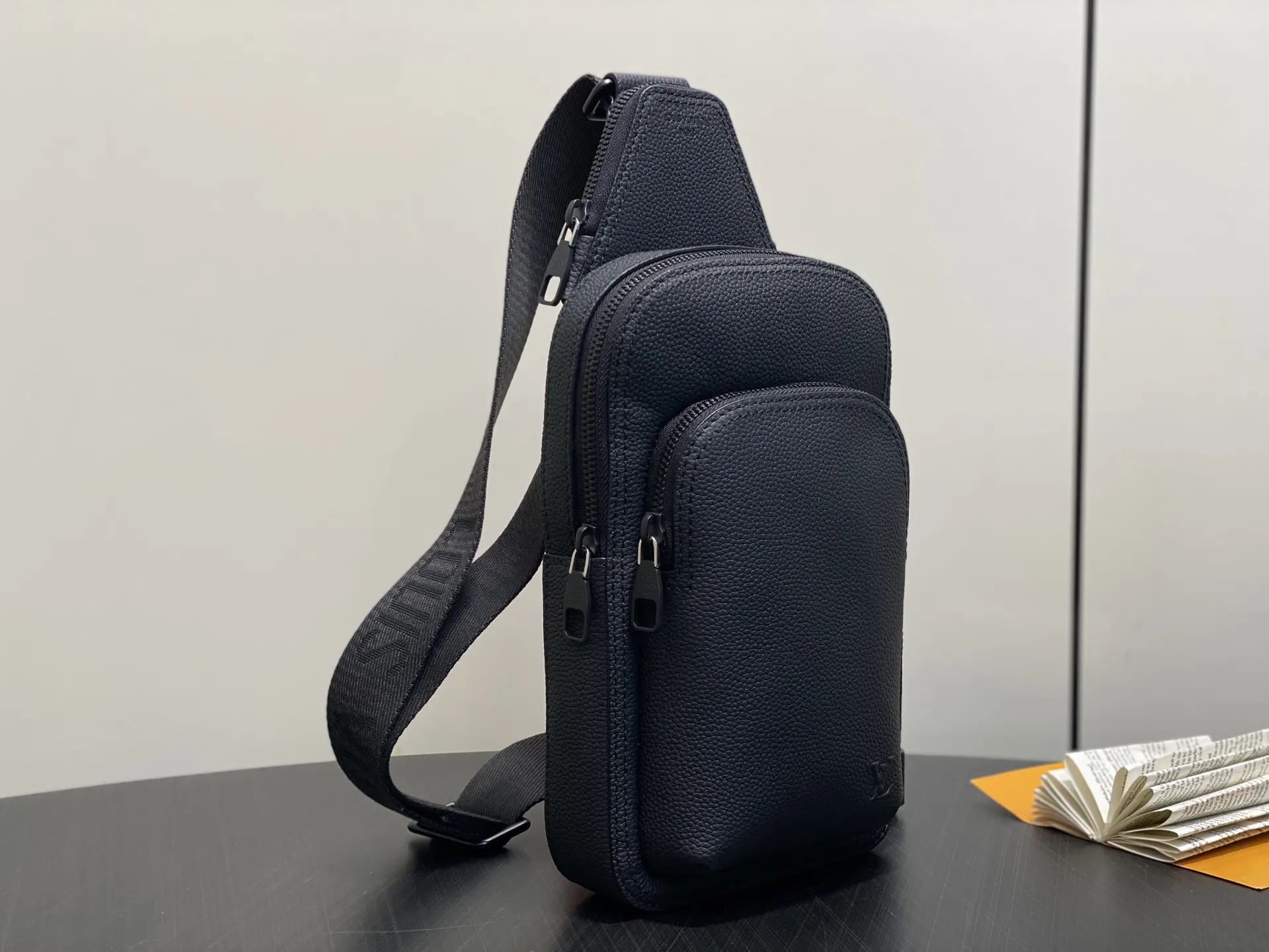 黑色 帆布 精品 黑色 全皮單肩包胸包 Ave 腰包 休閒腰包款
