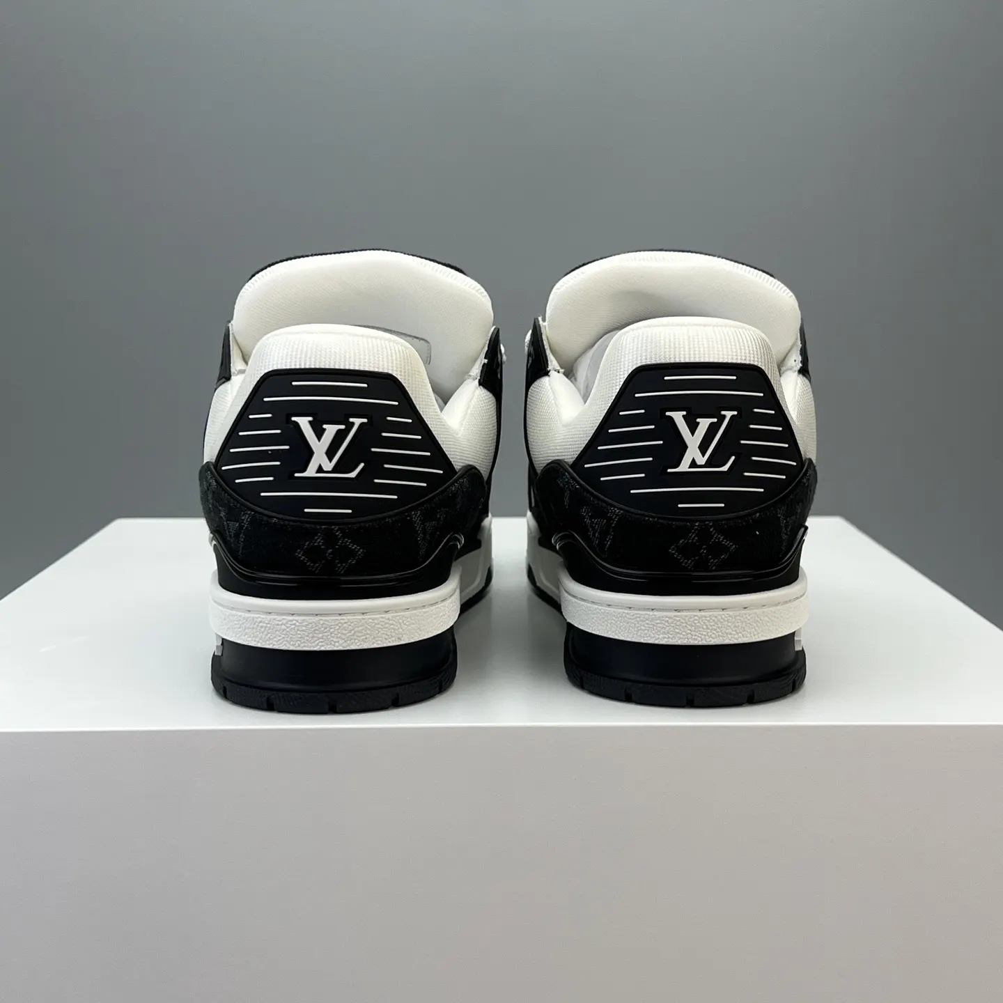 LV 黑白拼色運動鞋 厚底休閒款(數字14) LV 黑白拼色運動鞋 厚底休閒款(數字14)