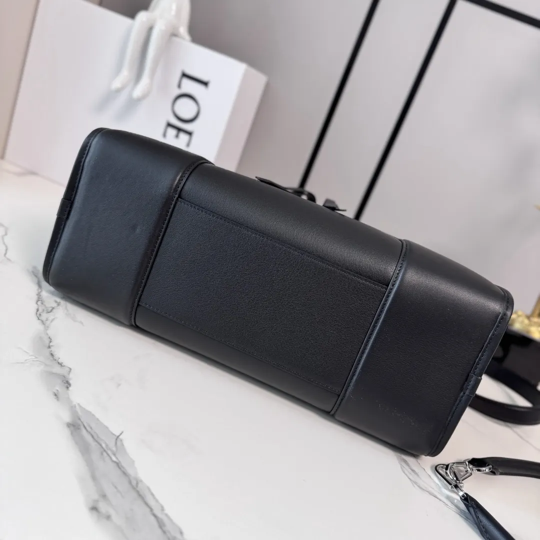 Loewe 牛皮 斜挎包 轻便斜挎款