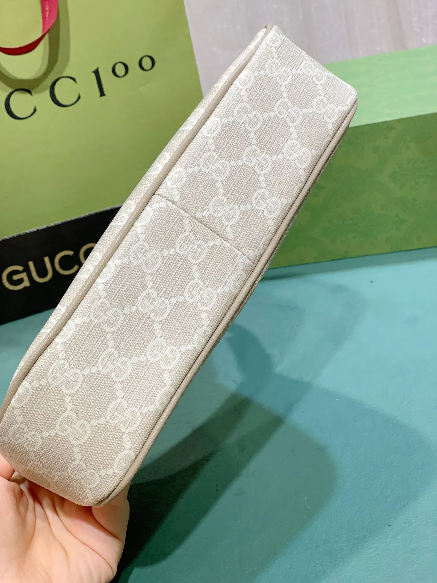 帆布 米胶Oidia系列手袋 品牌推出的各系列延续了单品不 腋下包 復古腋下背款