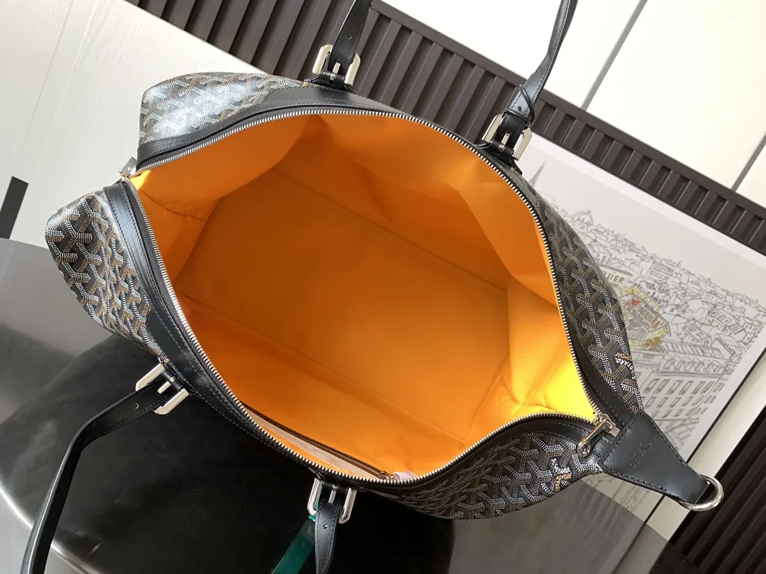Goyard 黑色 它的提手可调节长度 可确保手提时的舒適度 并且开口两 旅行袋 大容量旅行款(數字9) Goyard 黑色 它的提手可调节长度 可确保手提时的舒適度 并且开口两 旅行袋 大容量旅行款(數字9)