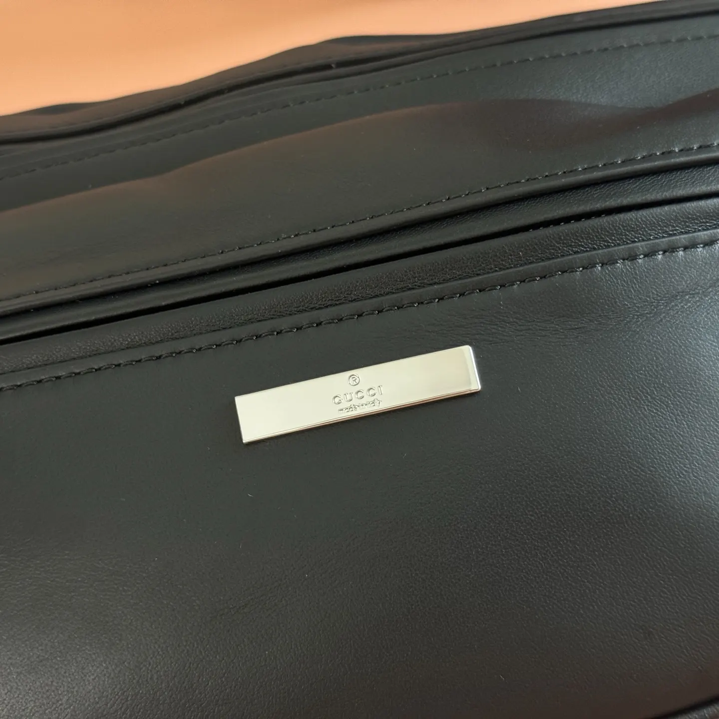 Gucci 黑色 银色 受品牌标志性造型启发 全新包袋系列通过现代视角焕然重 斜挎包 轻便斜挎款