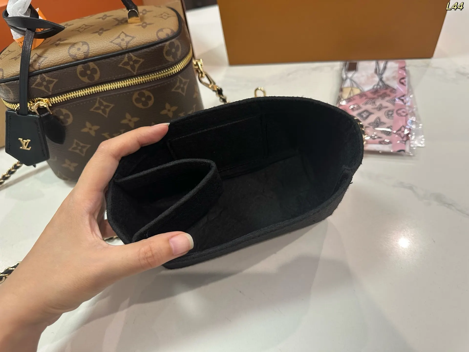LV 拼色 无论手拎 單肩还是斜挎都很棒 是精致时髦的百搭款 简 斜背包 輕便斜挎款(數字9) LV 拼色 无论手拎 單肩还是斜挎都很棒 是精致时髦的百搭款 简 斜背包 輕便斜挎款(數字9)