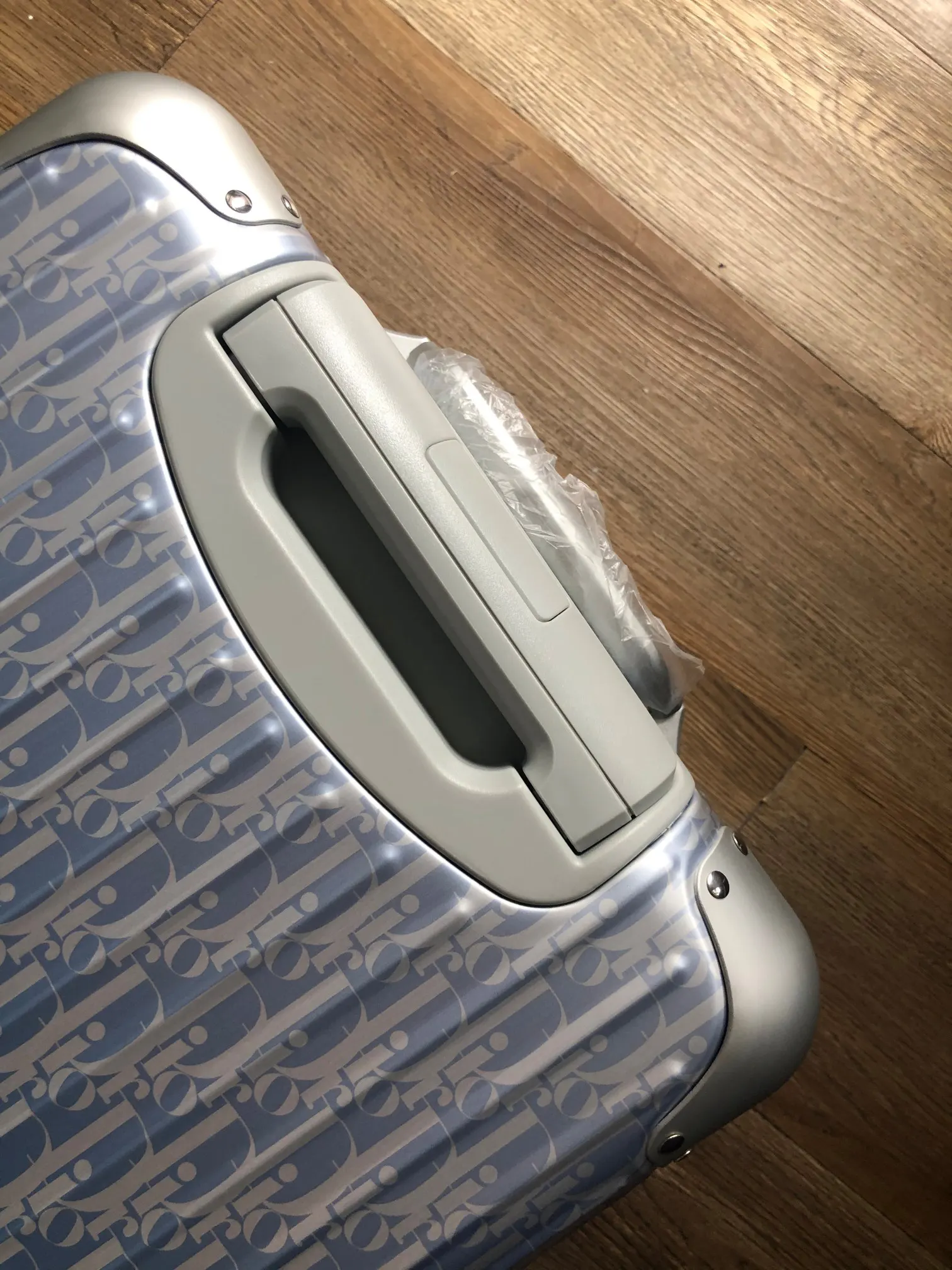 Dior 黑色 创新的阳极氧化技术赋予鋁制表面鲜亮色彩 寸 价 行李箱 旅行拉杆款 輕便出行款