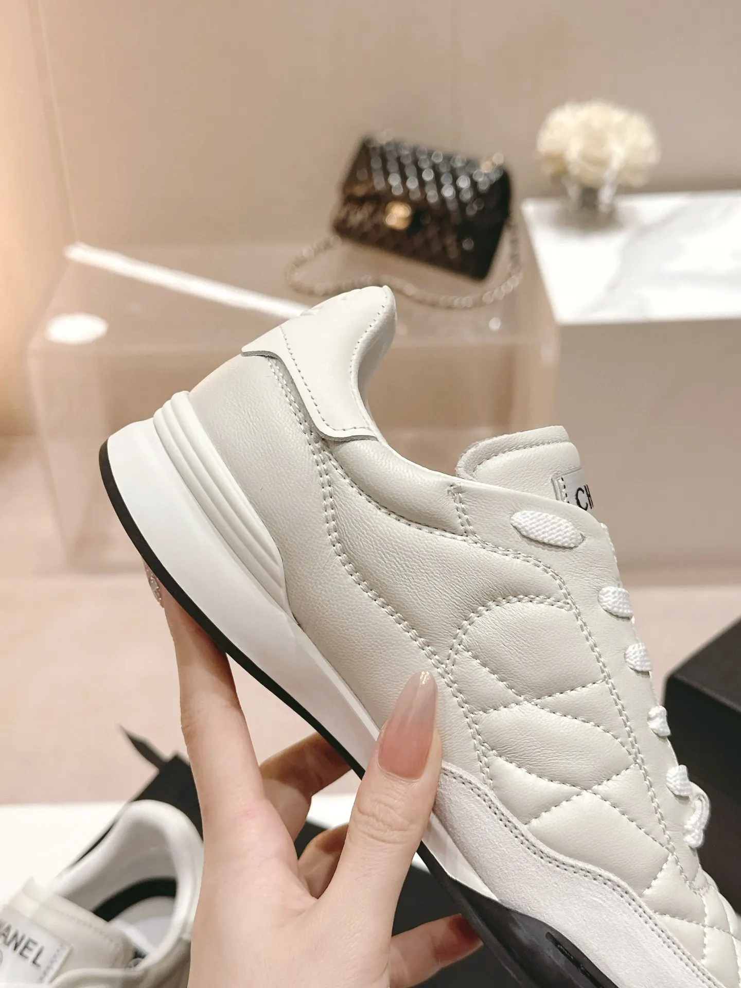 Chanel 白色羊皮休闲鞋 链条细节