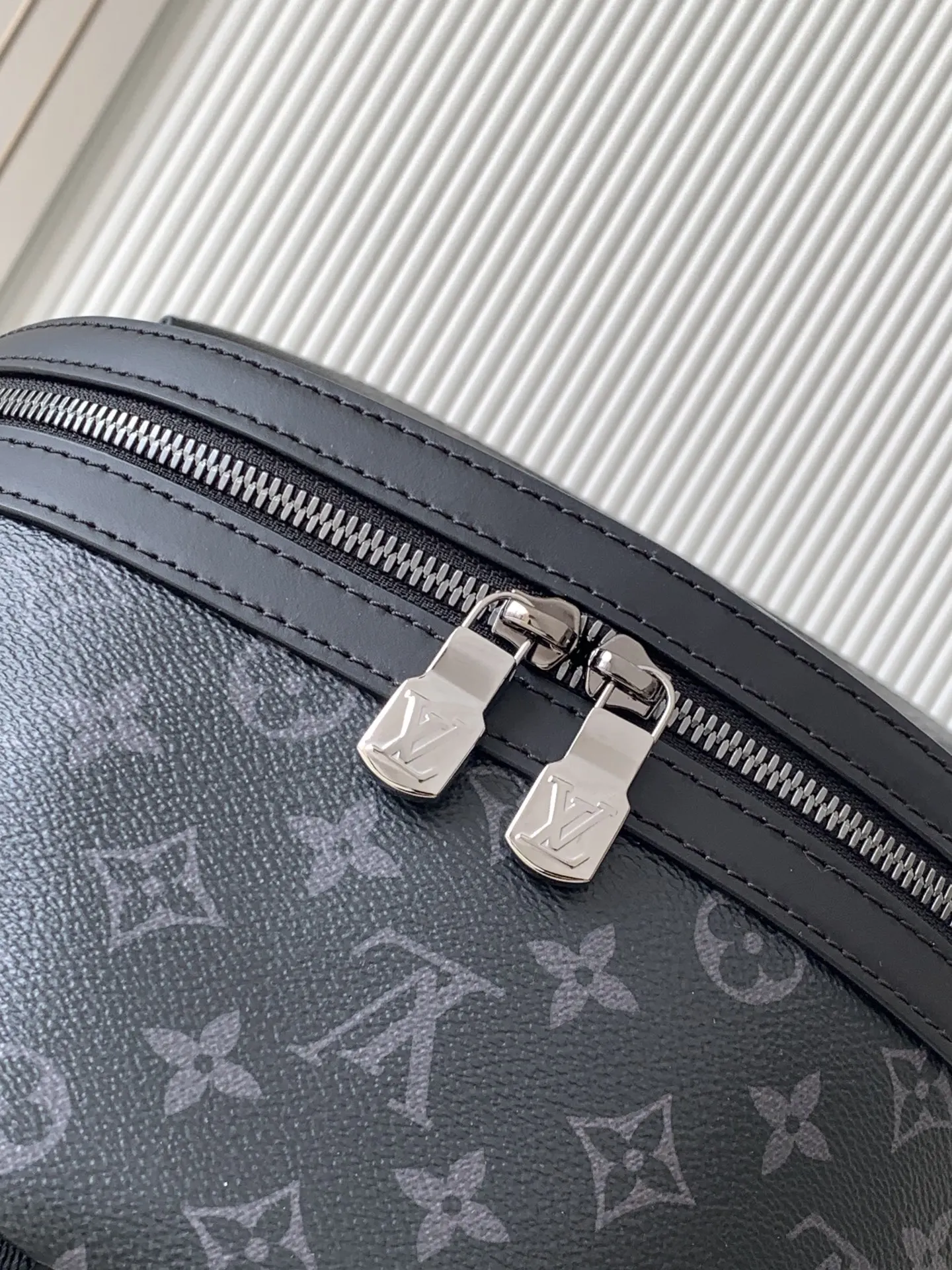 牛皮 外袋 拉链前袋和开口侧袋方便取放物品 内袋确保收納井 雙肩包 实用雙肩款