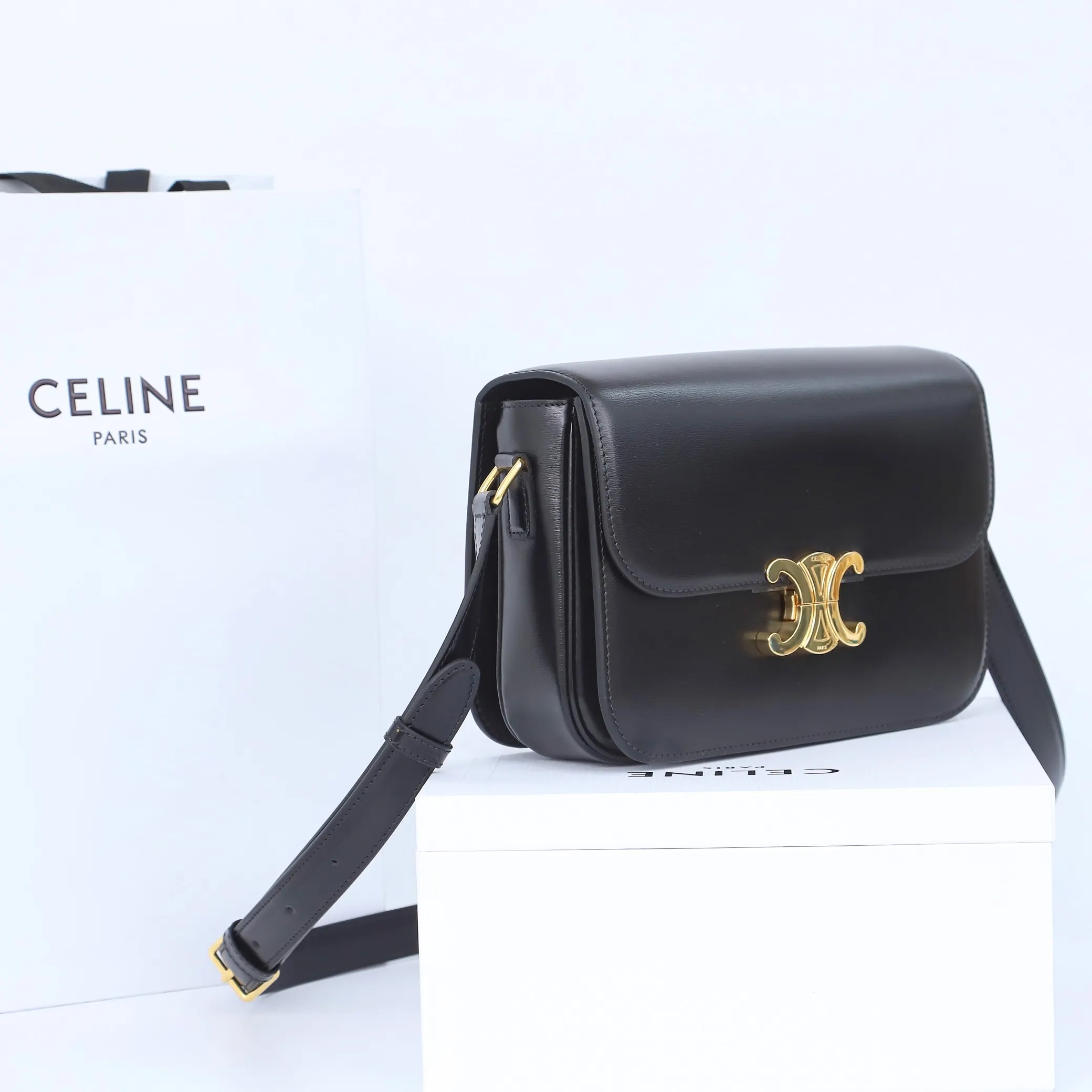 Celine 牛皮 将復古元素与品牌一向拿手的利落线条向结合 气质高贵 水桶包 休閒水桶款