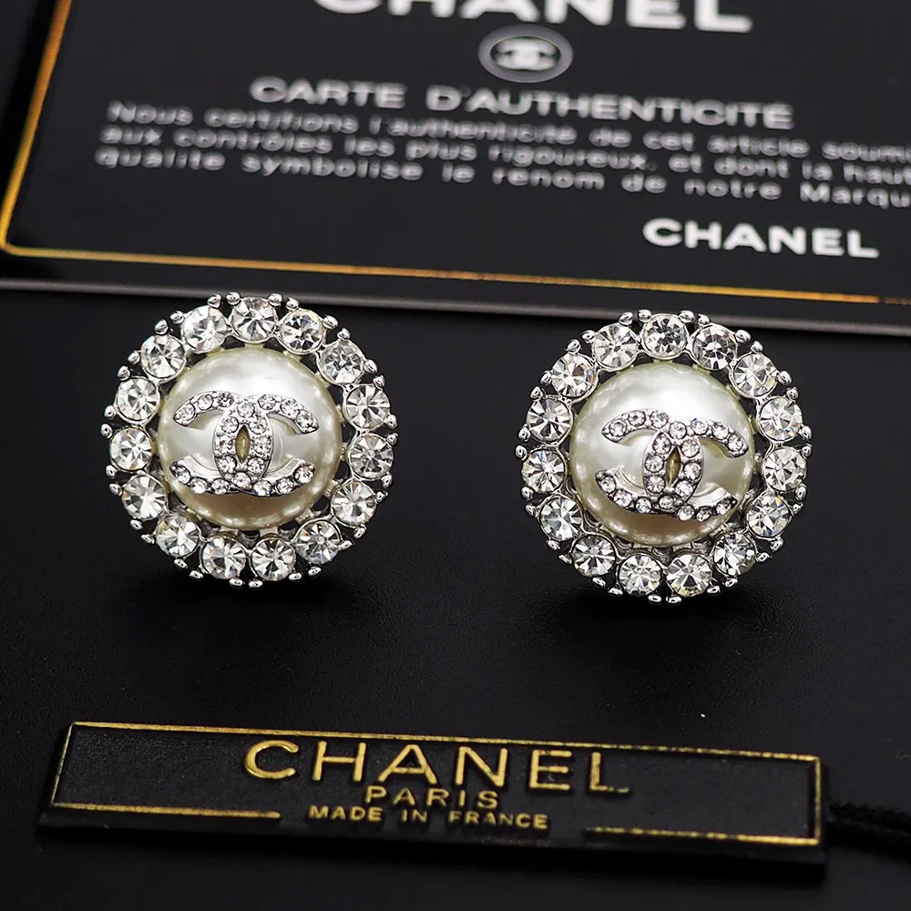 Chanel 珍珠 耳钉 小巧点缀 耳饰