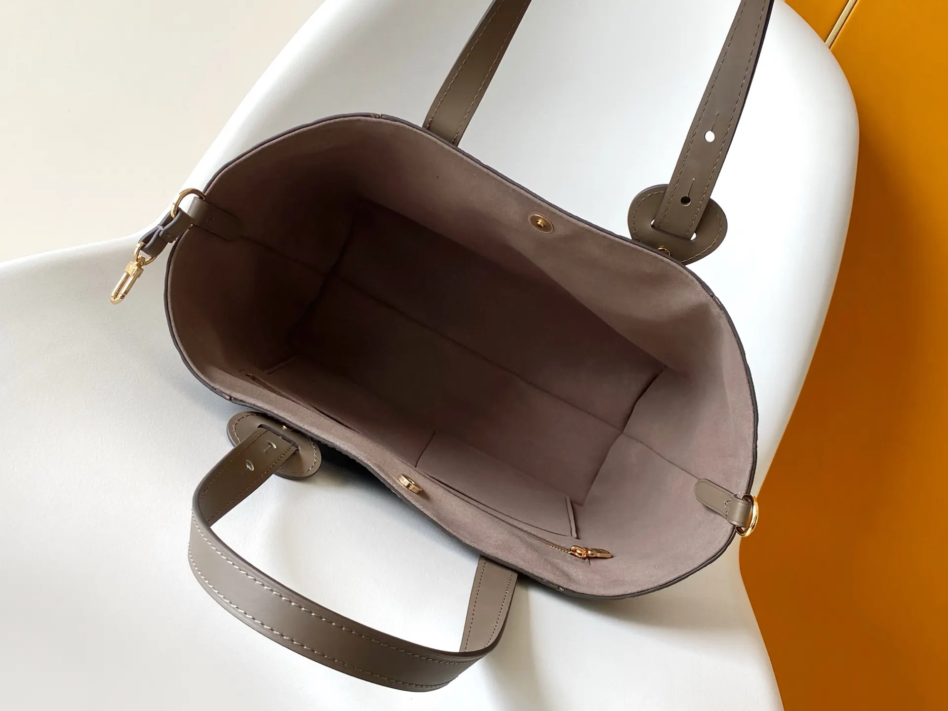 LV Hobo 黑色 灰色 牛皮 托特包 大容量托特款(數字9) LV Hobo 黑色 灰色 牛皮 托特包 大容量托特款(數字9)
