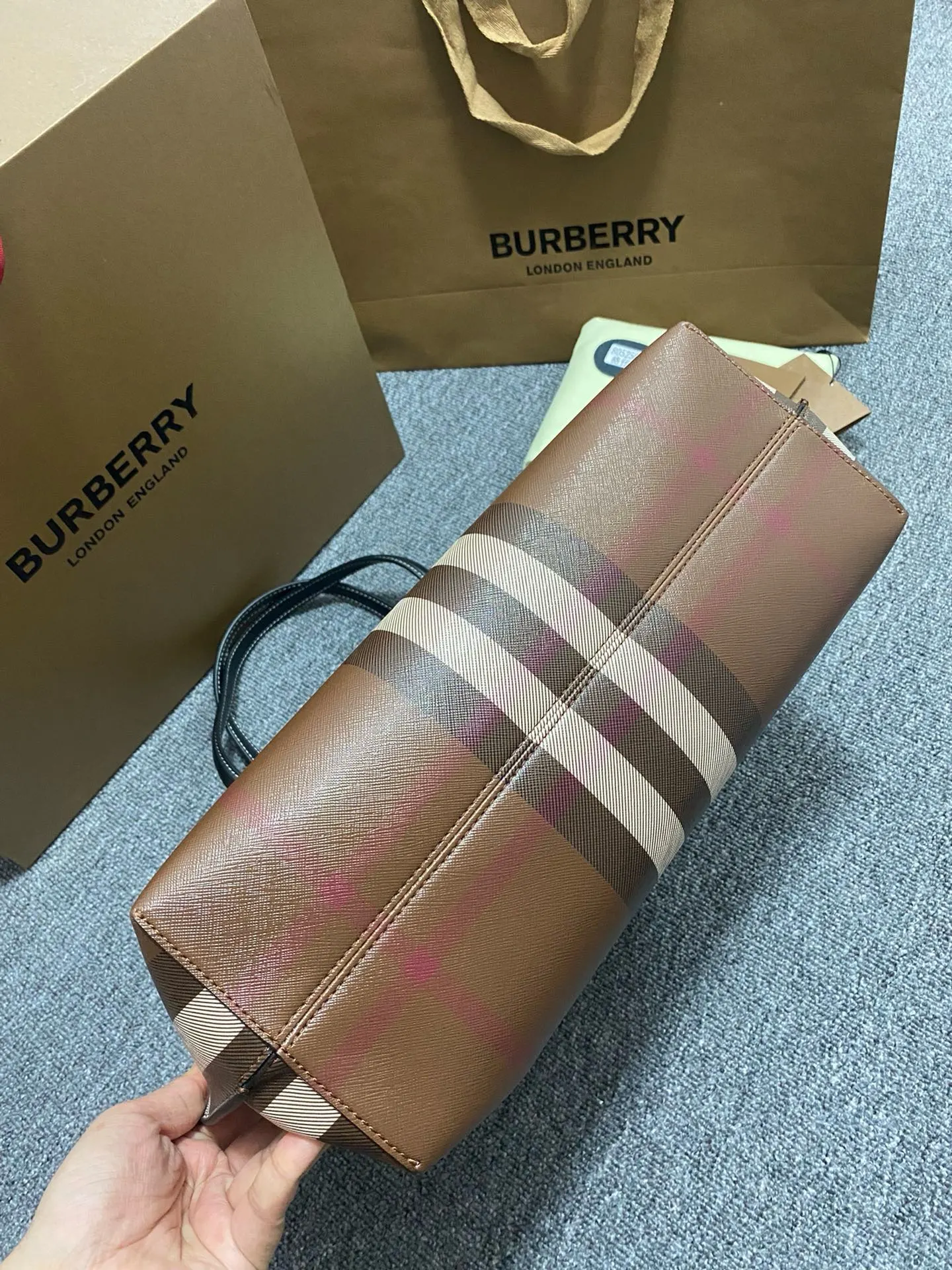 帆布 BUR主推桦木棕格纹托特包 装饰标志性格纹图案 搭 大容量托特款