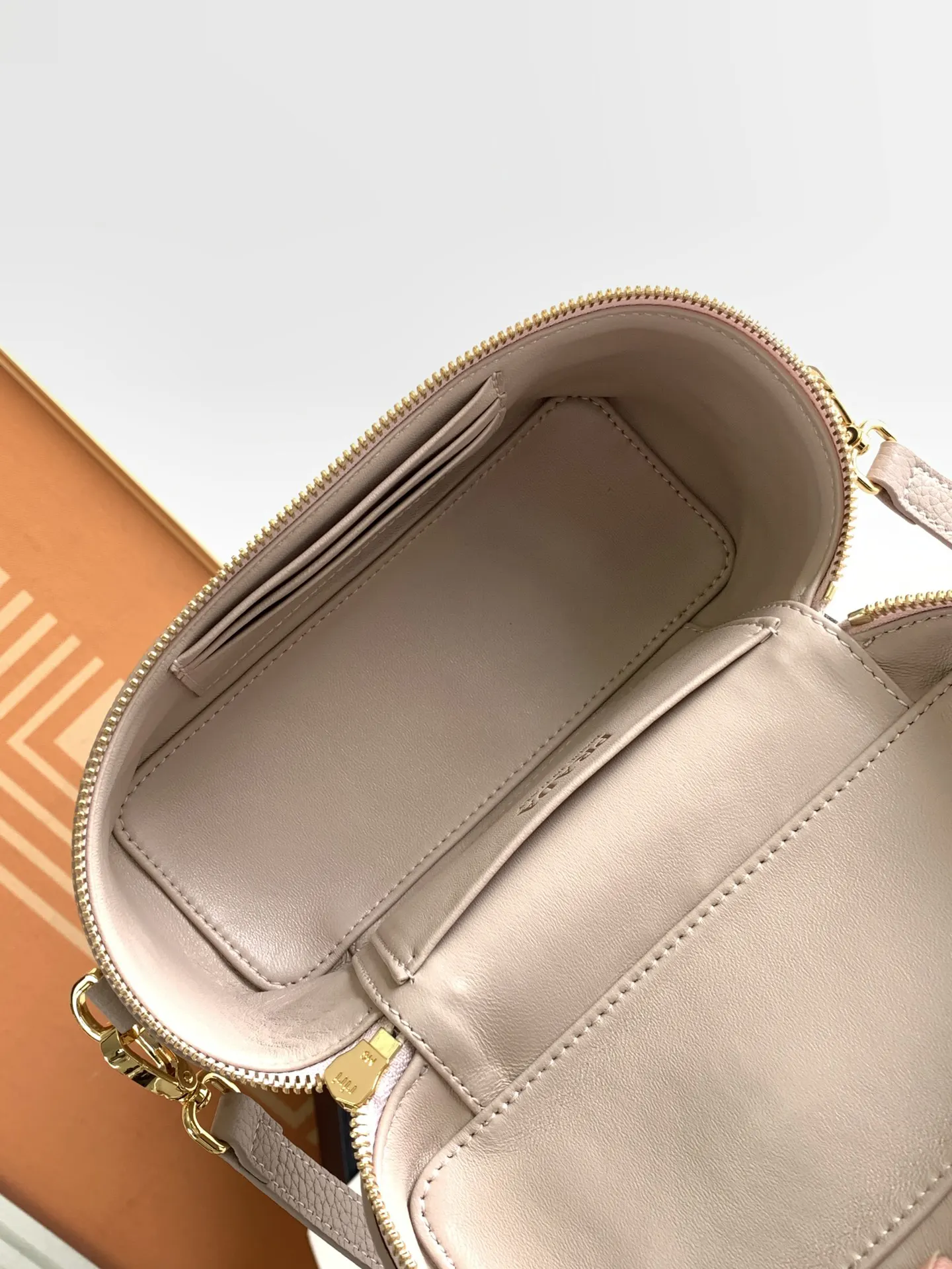 Prada 1BH202P610 鹿皮 羊皮 Logo 手提包