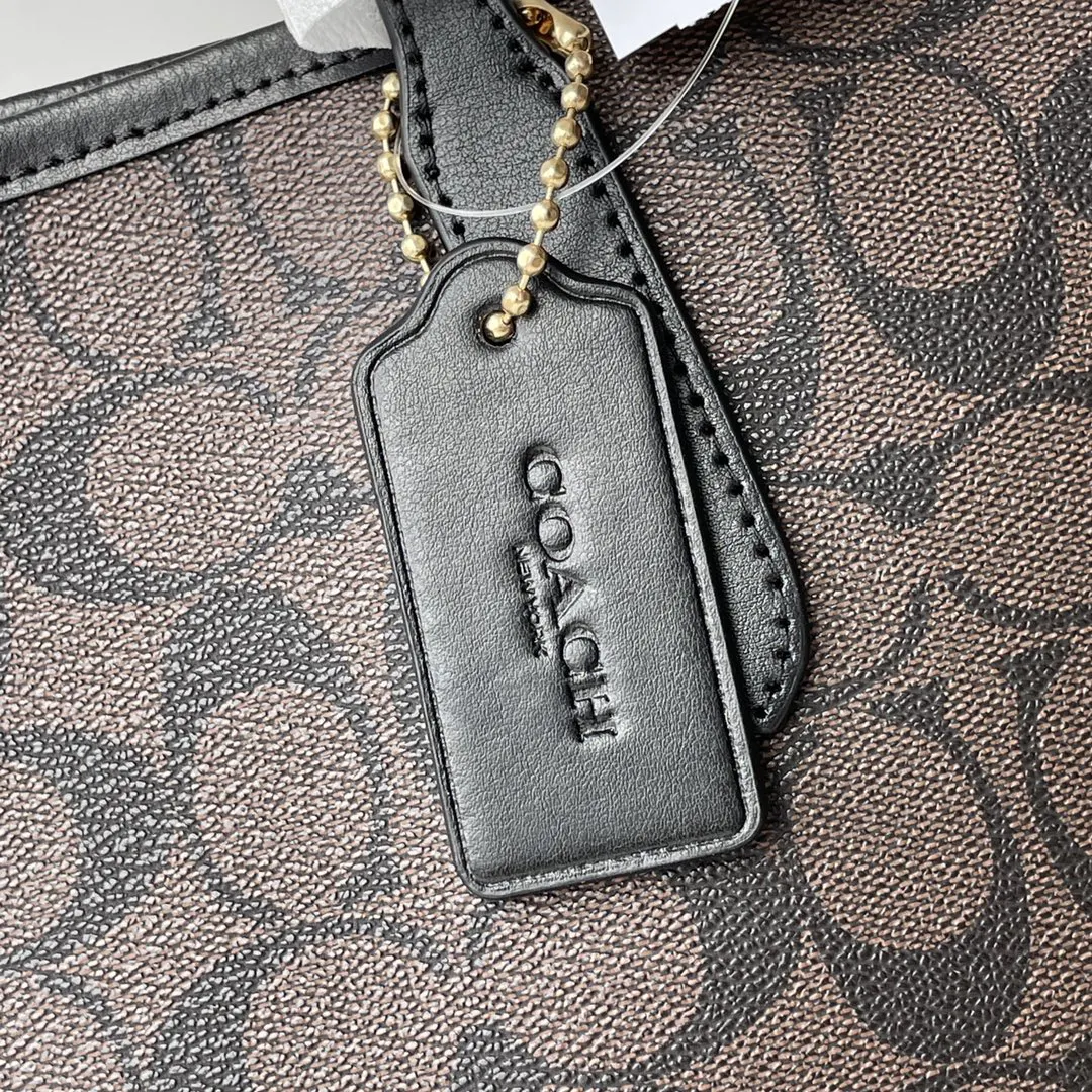 Coach 老花 帆布 新奥莱款双面托特包 的老花图案可以 大容量托特款