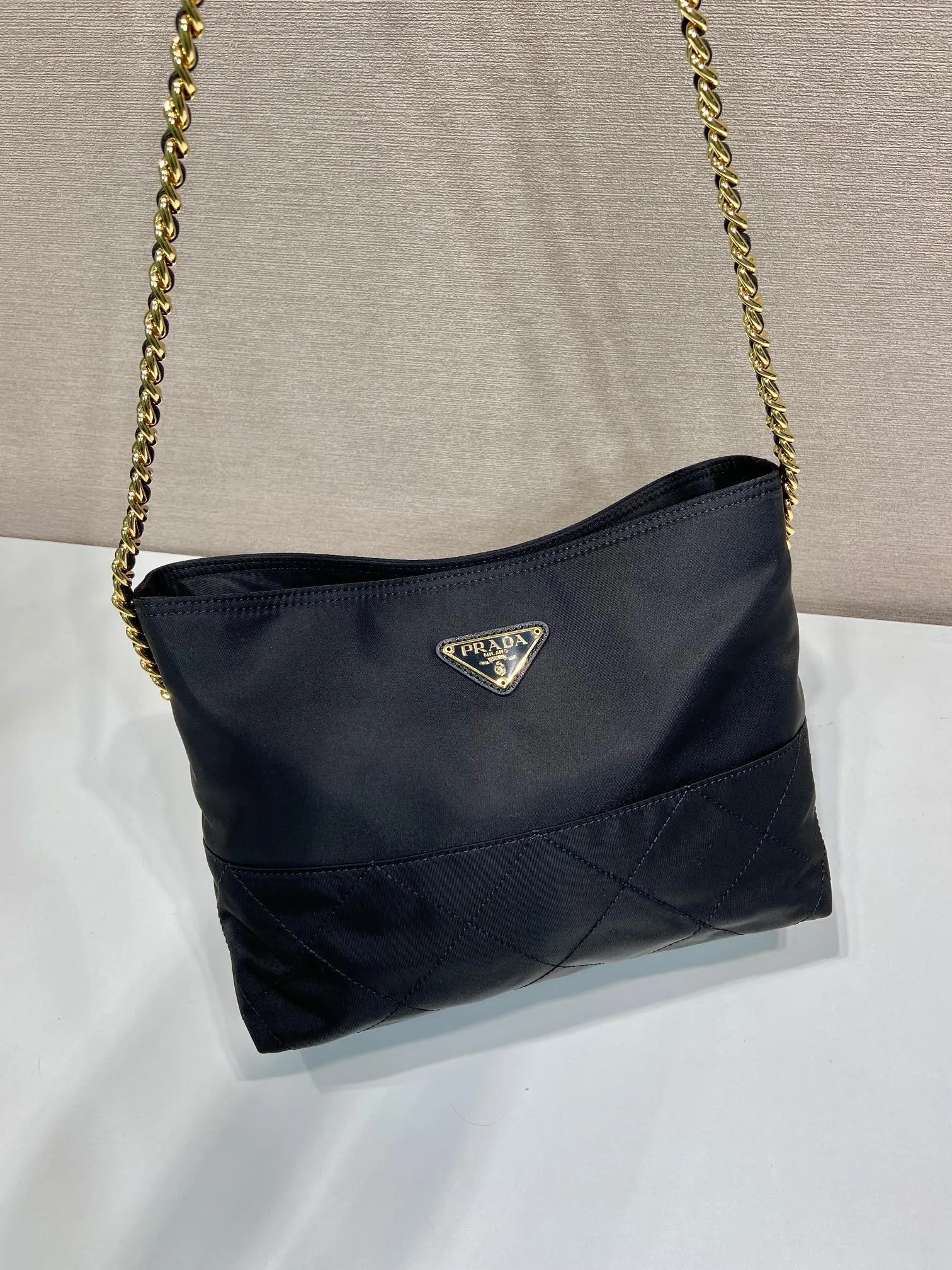 PRADA 1BD645 Re-Nylon尼龙 链条 斜挎包 精致链条款