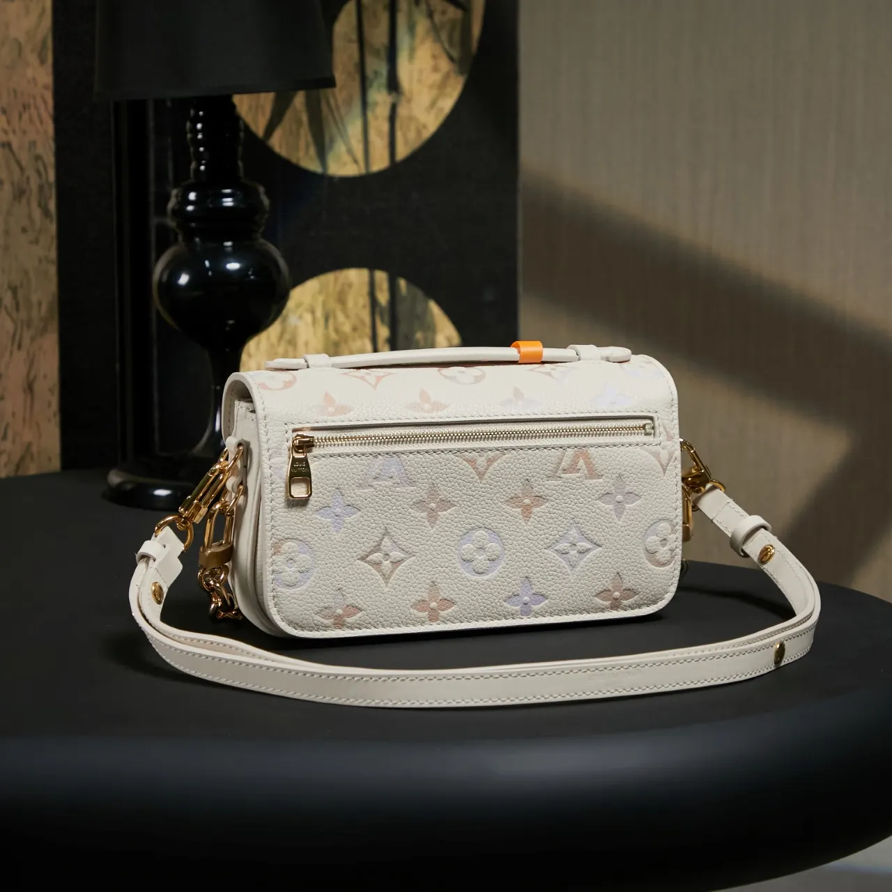 Louis Vuitton M25682 链条包