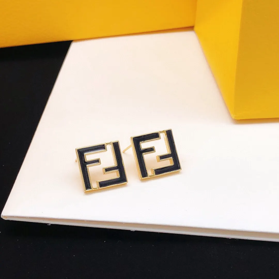 Fendi 黑色 耳钉 小巧点缀款
