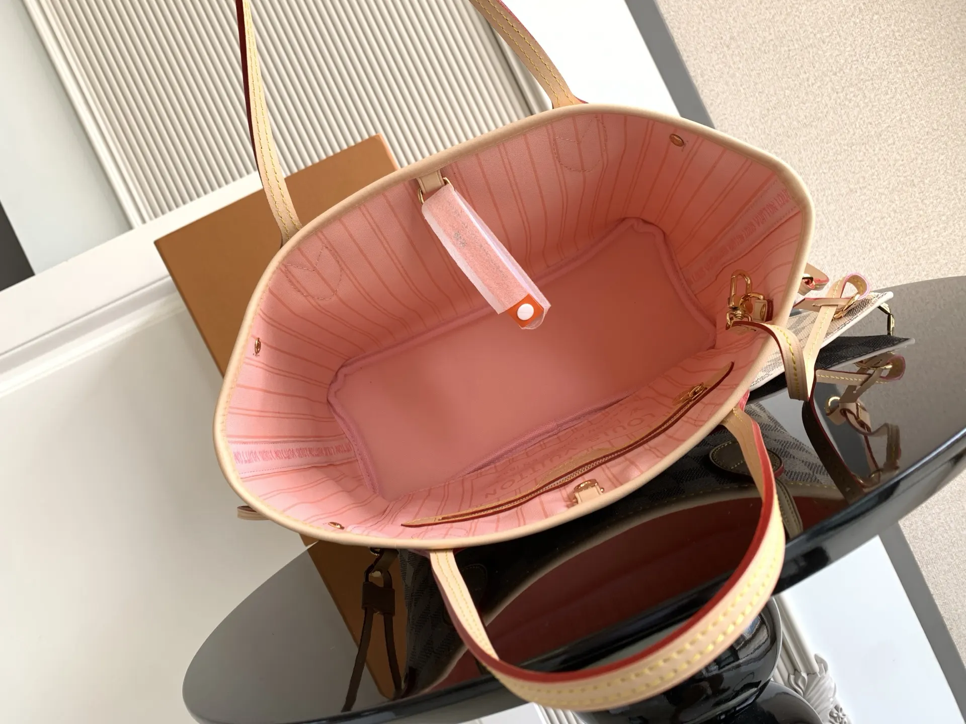 牛皮 两侧饰带无论束紧或舒展 均可展现别样风采 托特包 大容量托特款