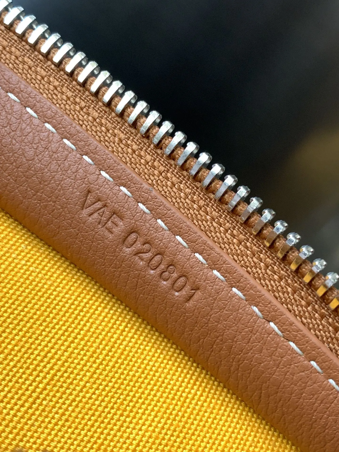 Goyard 其防水棉布衬里易于清洁 可通过其外部挂环将其挂在任何 化妆包 便携收纳款