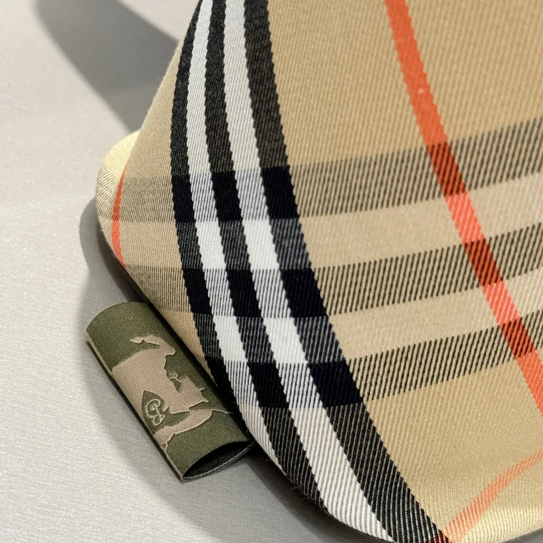 Burberry 装饰精纺新季 B家格纹 托特包 大容量托特款(數字2) Burberry 装饰精纺新季 B家格纹 托特包 大容量托特款(數字2)