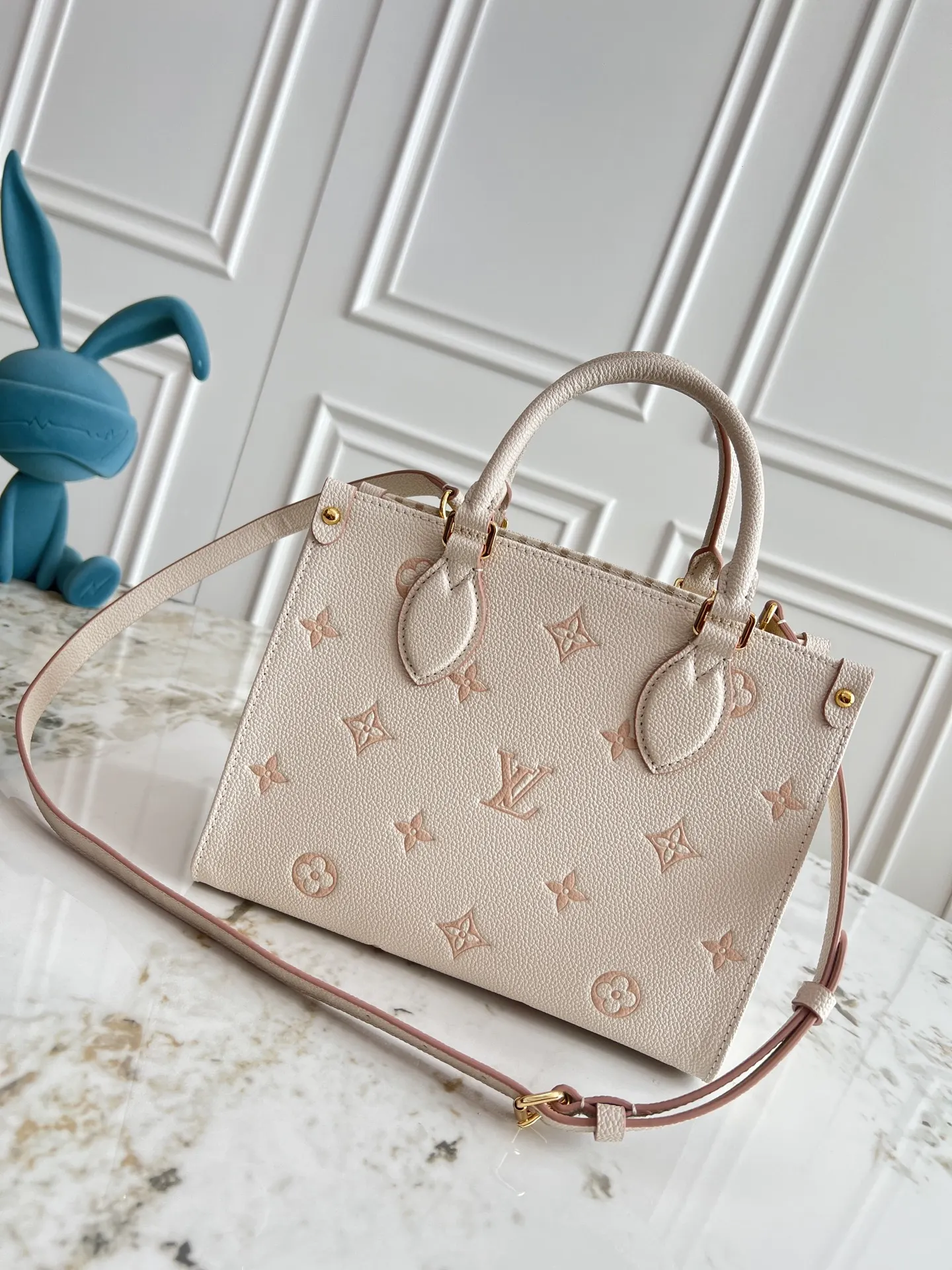 LV OnTheGo Light-Tone Tote Bag Image 3 LV OnTheGo Light-Tone Tote Bag Image 3