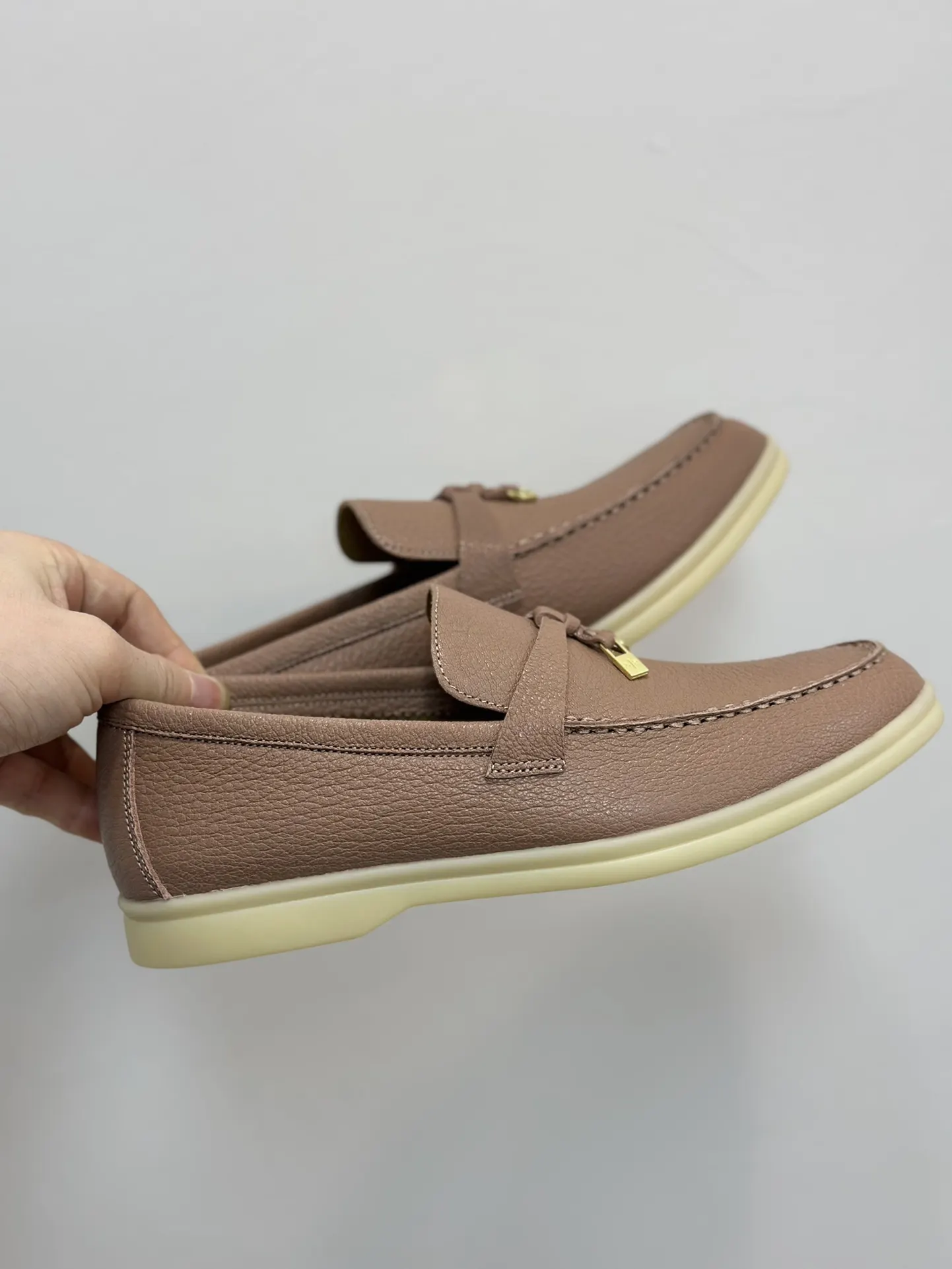 Loro Piana 拖鞋 轻便舒適款(數字8) Loro Piana 拖鞋 轻便舒適款(數字8)