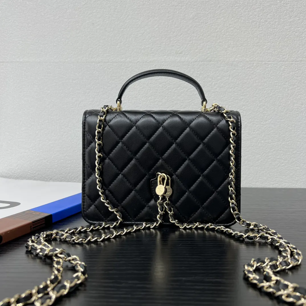 Chanel 黑色小牛皮手提包 金扣