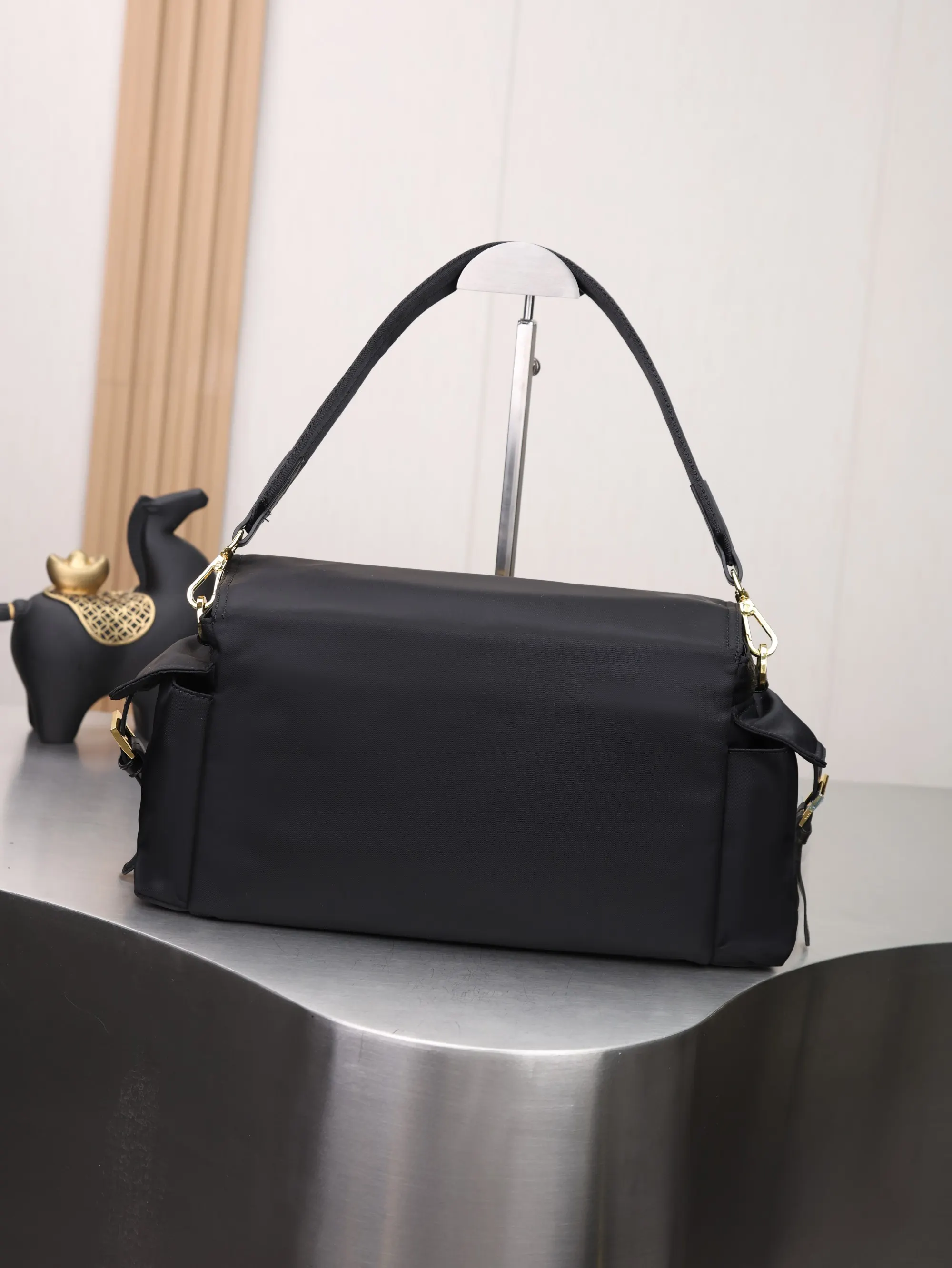 Prada Re-Nylon 尼龙 皮革 三角标 邮差包 斜挎包