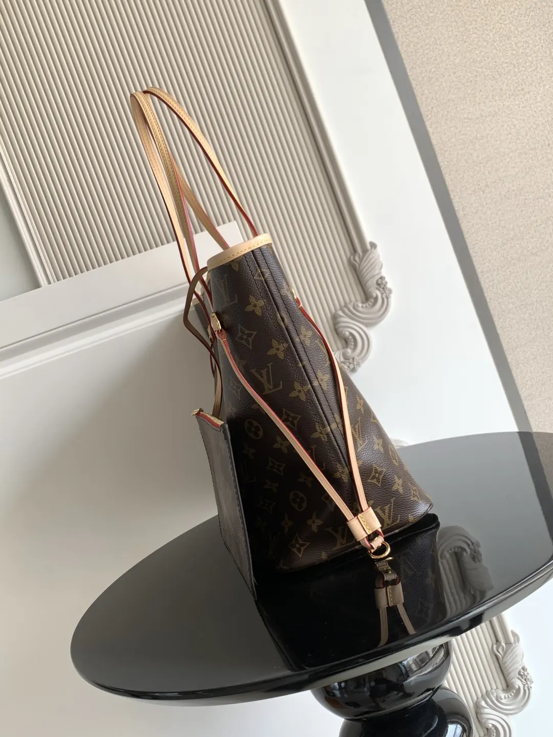 牛皮 两侧饰带无论束紧或舒展 均可展现别样风采 托特包 大容量托特款