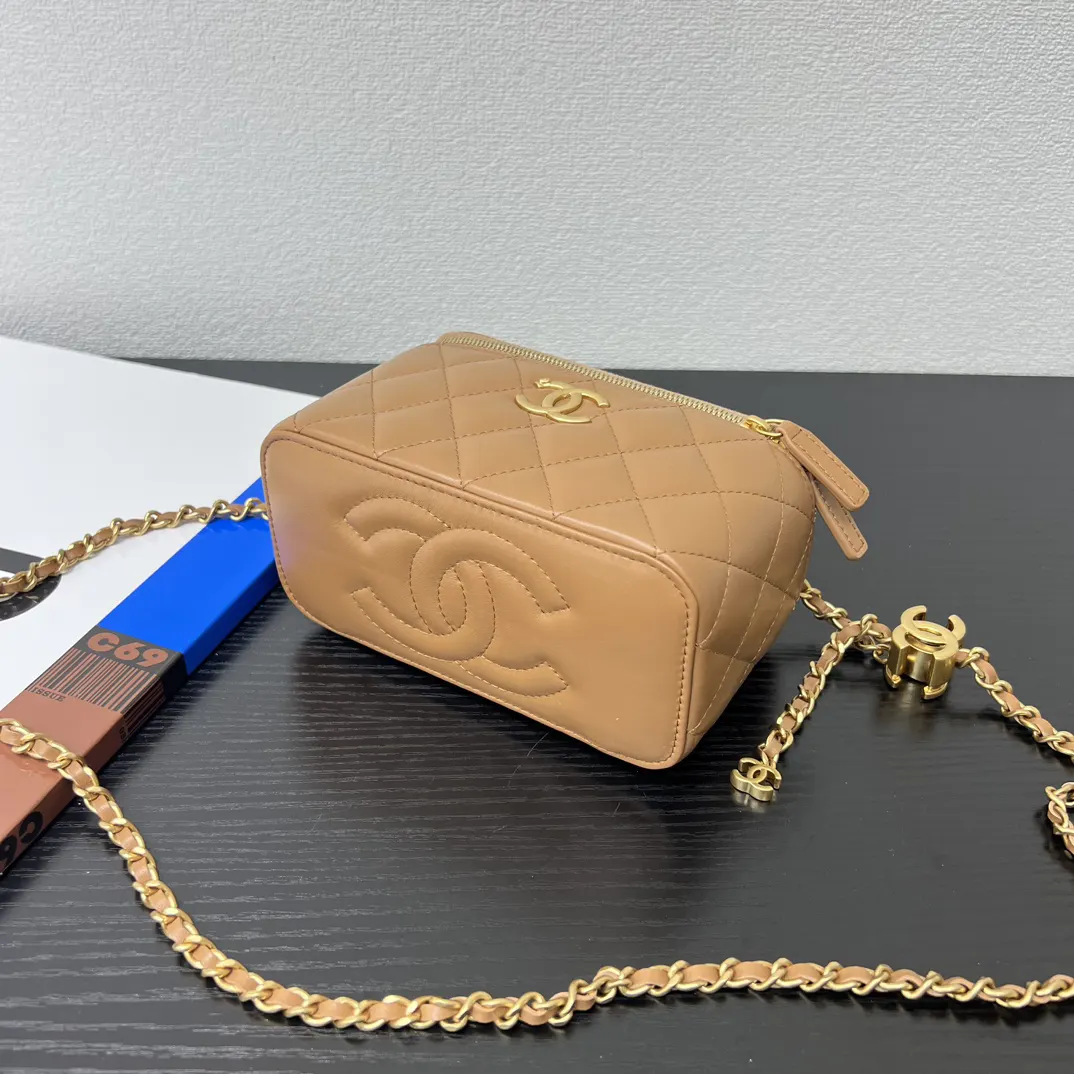 CHANEL 棕色小羊皮菱格链条包 金链翻盖款