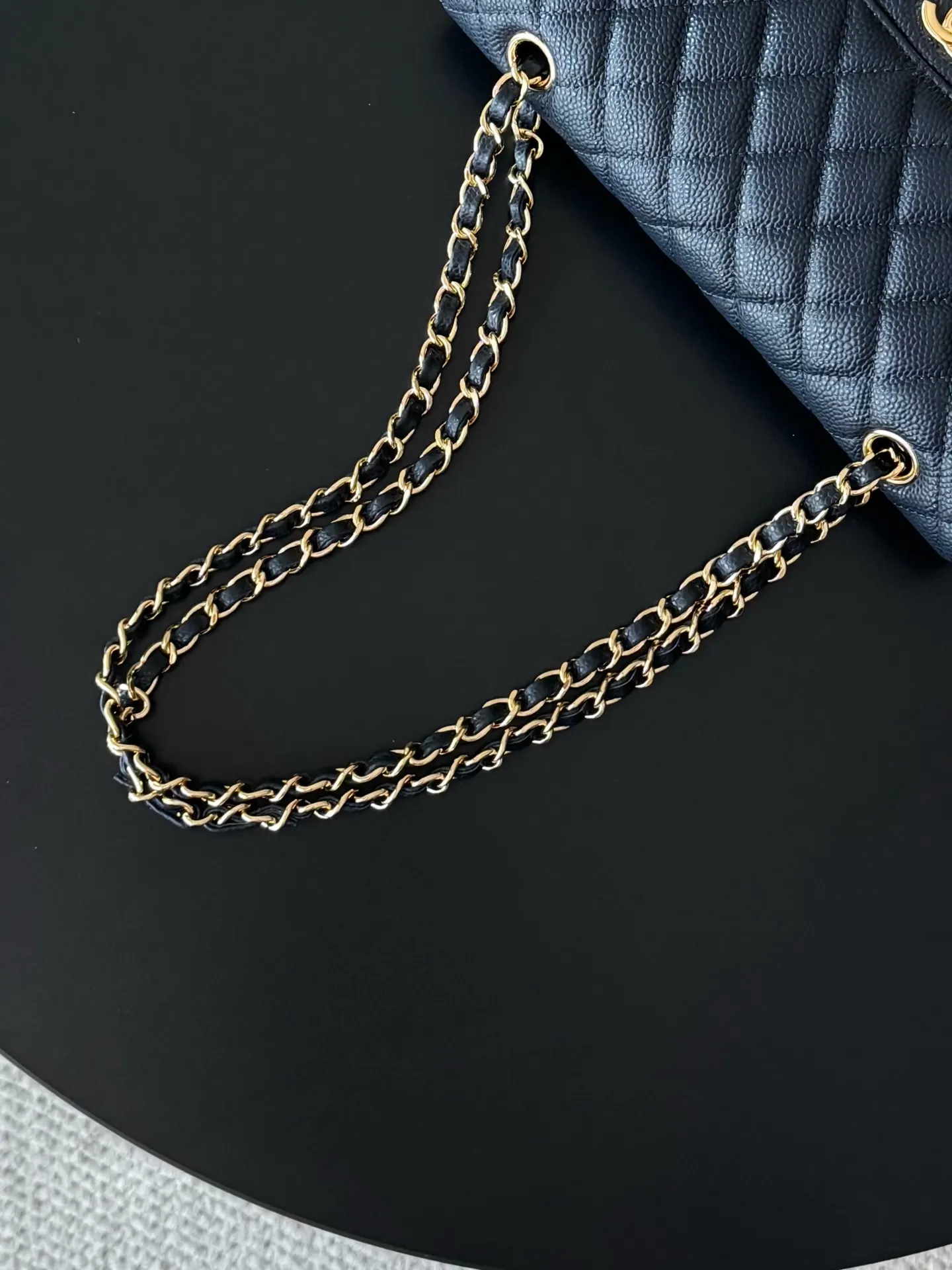 Chanel 深藍色魚子醬牛皮翻蓋鏈條包 金扣