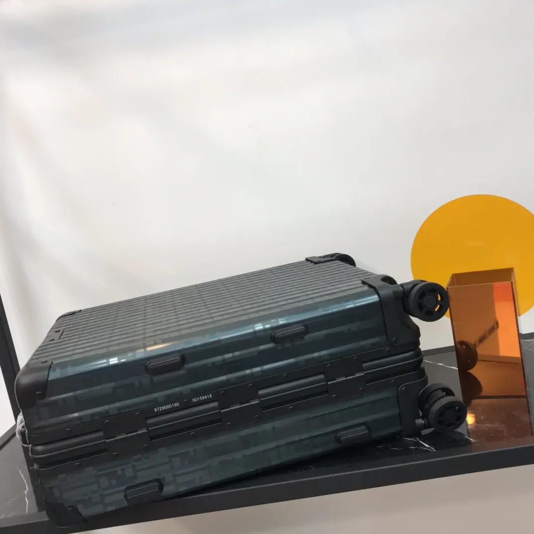 Fendi 黑色 藍色 rimowa 一见钟情或许就是当你第一眼见到它的 行李箱 旅行拉杆款 輕便出行款